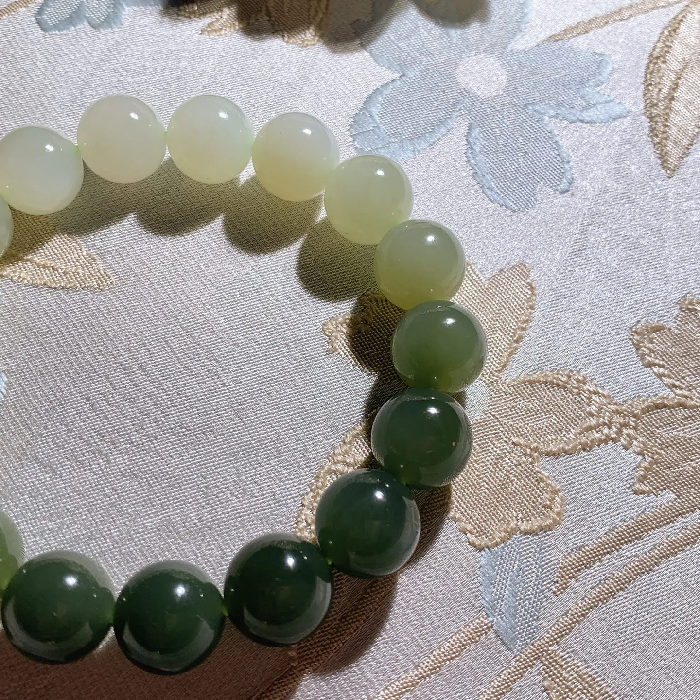 和田玉白加湖水绿渐变手串 单颗尺寸12！玉质细腻油润。手推出油品相大气。250109