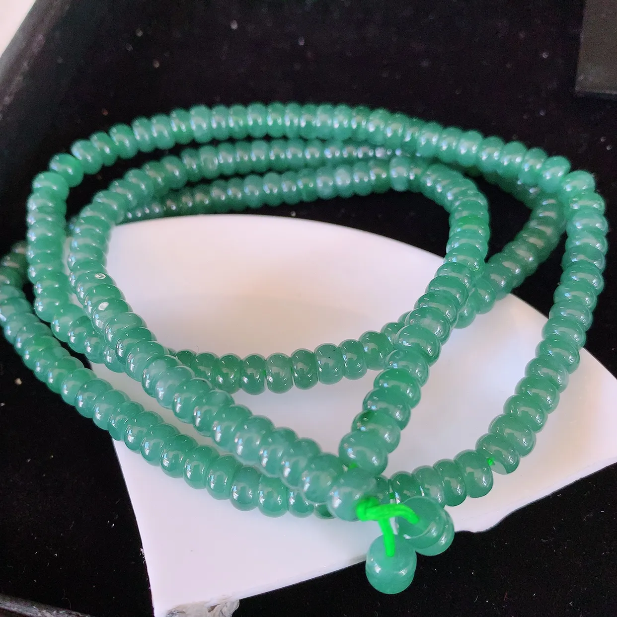 自然光实拍，冰满色翡翠项链，翠色灵动，佩戴效果时尚出众，尽显气质，玉质细腻，美感十足。#001.1取