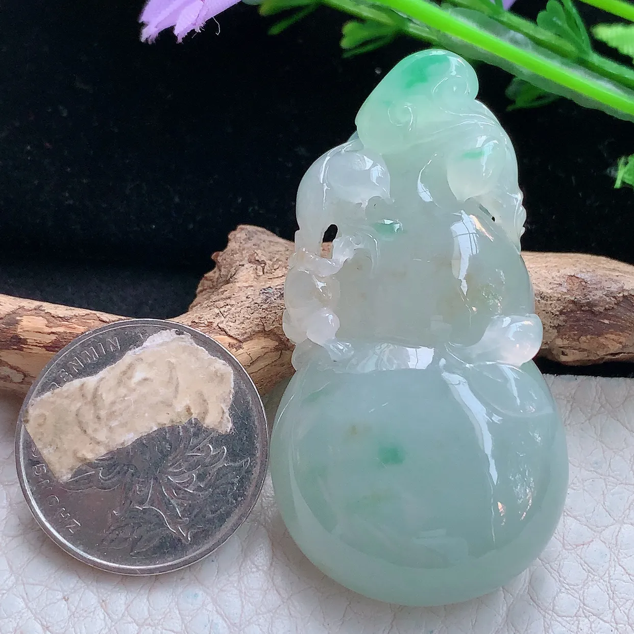 lz实拍53.5*29*12.2缅甸翡翠精雕冰胶飘绿大葫芦玉项坠 玉挂件