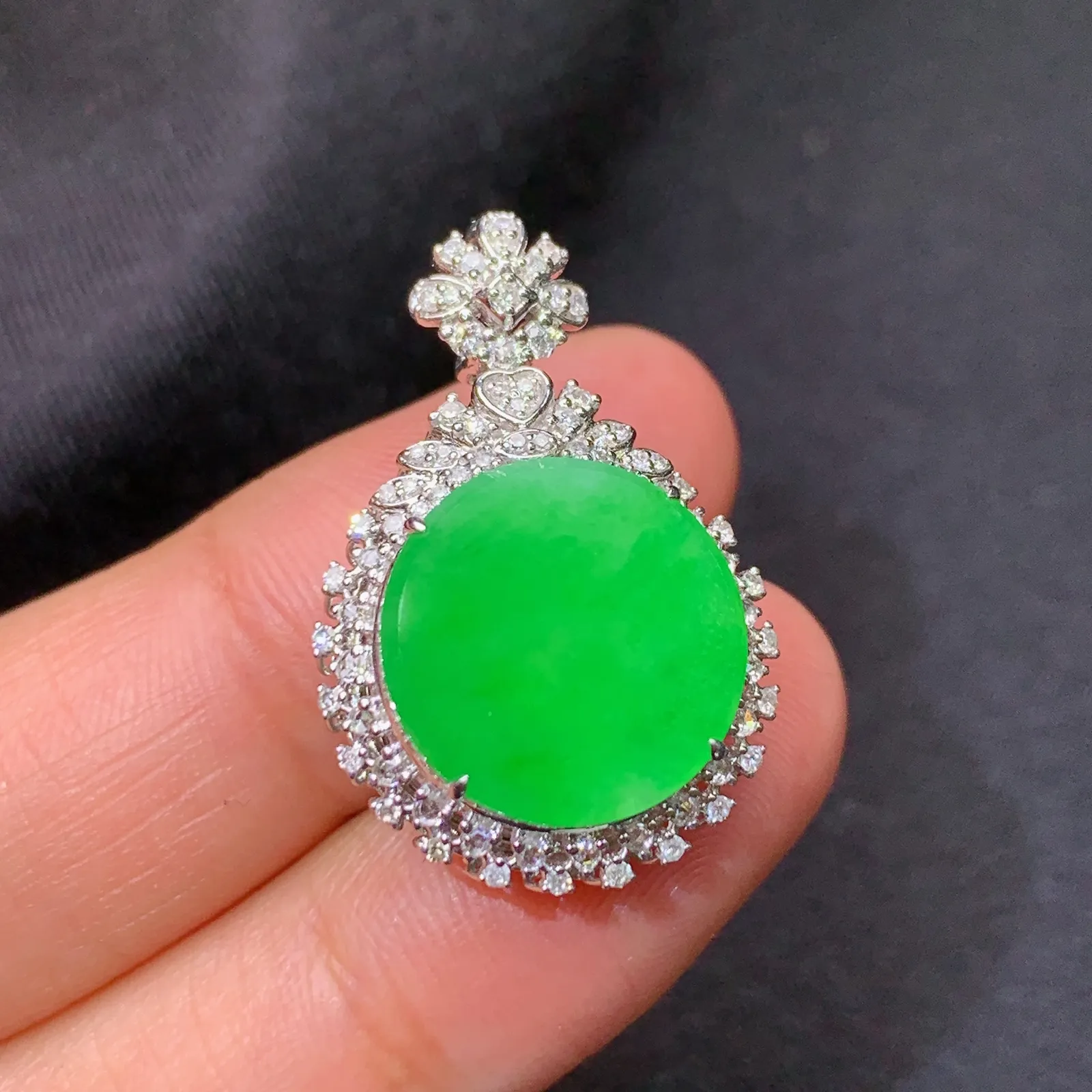 阳绿圆牌吊坠，18k金镶嵌，冰润色阳，种老水足，Cr 尺寸26.6*17.7*9.3