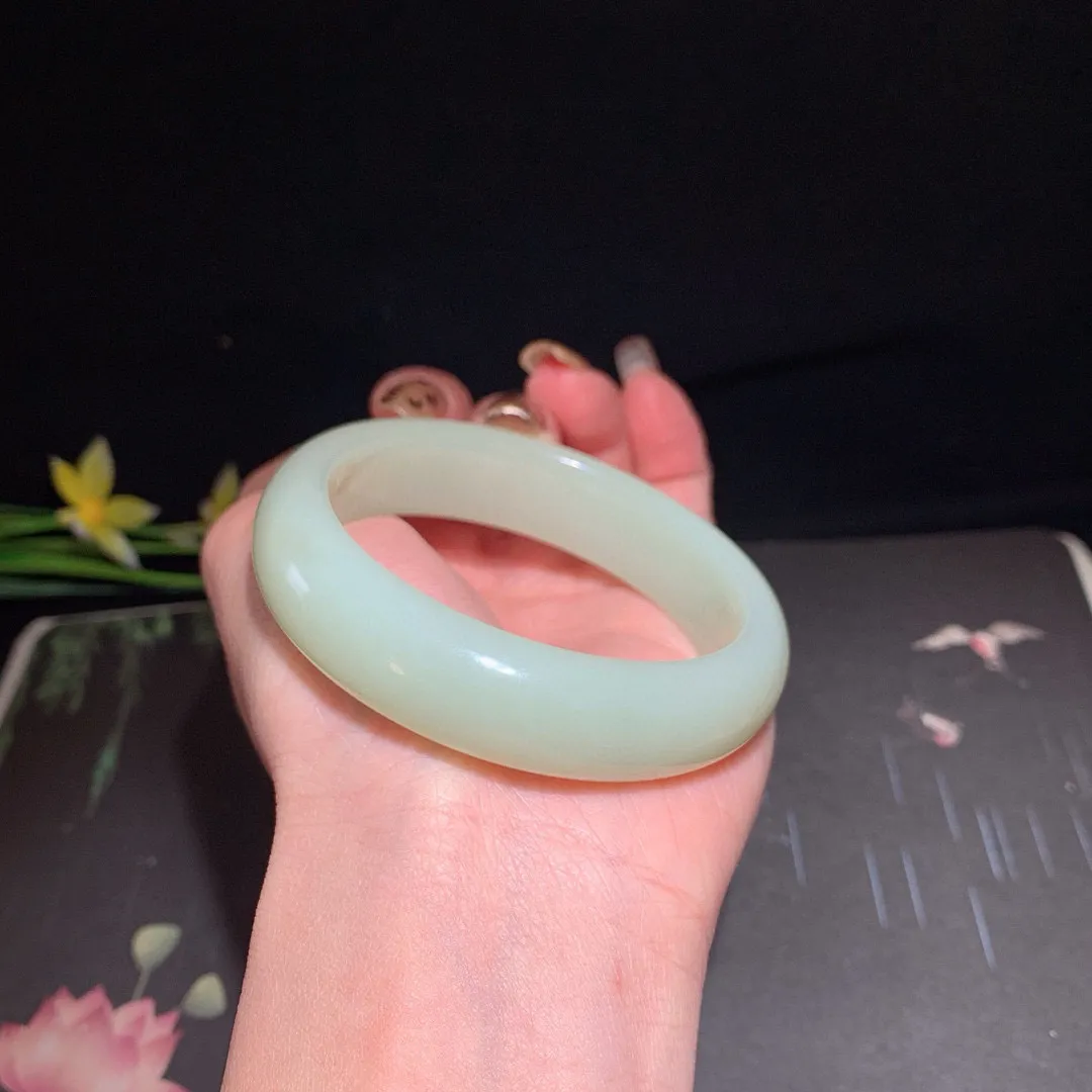 和田玉55圈口且末料手镯，玉质细腻油润 底色纯净 无裂无杂 脂粉好，品质高。