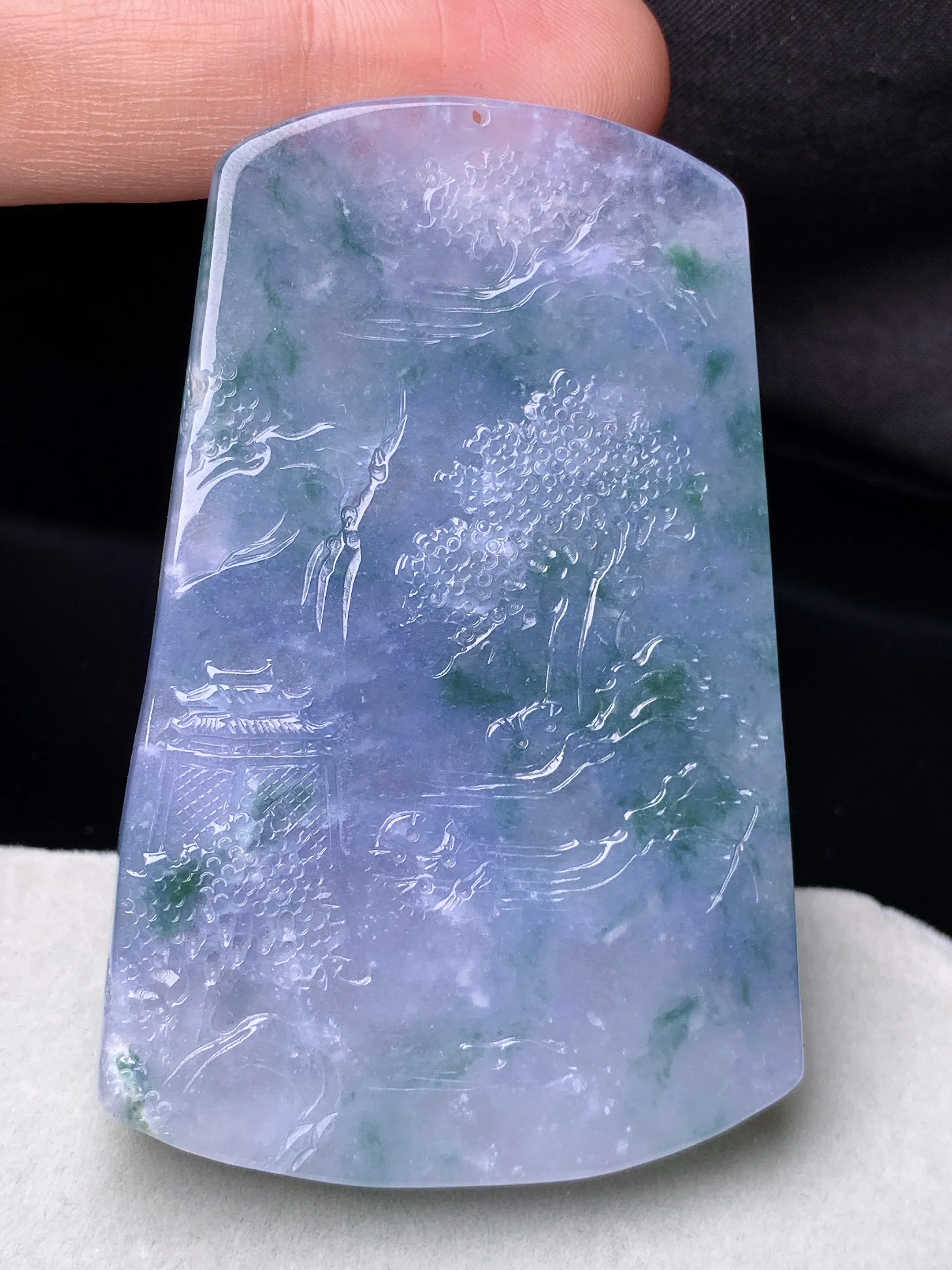 飘花紫罗兰山水牌子吊坠 玉质细腻 色泽艳丽清新 整体尺寸65*42.7*9.5