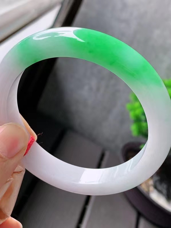 【翡翠名称】老种冰飘绿60.8正圈口手镯
【翡翠尺寸】适合60-61正圈口佩戴
【翡翠描述】宝贝种老水足，玉质细腻，色泽靓丽，性价比高，佩戴效果好！
【其它赠送】权威证书/精美挂绳盒子/支持全国复检