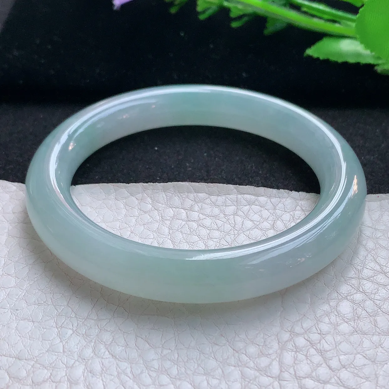 js实拍56*10美人镯 天然缅甸翡翠玉手镯冰润浅绿圆条玉手环