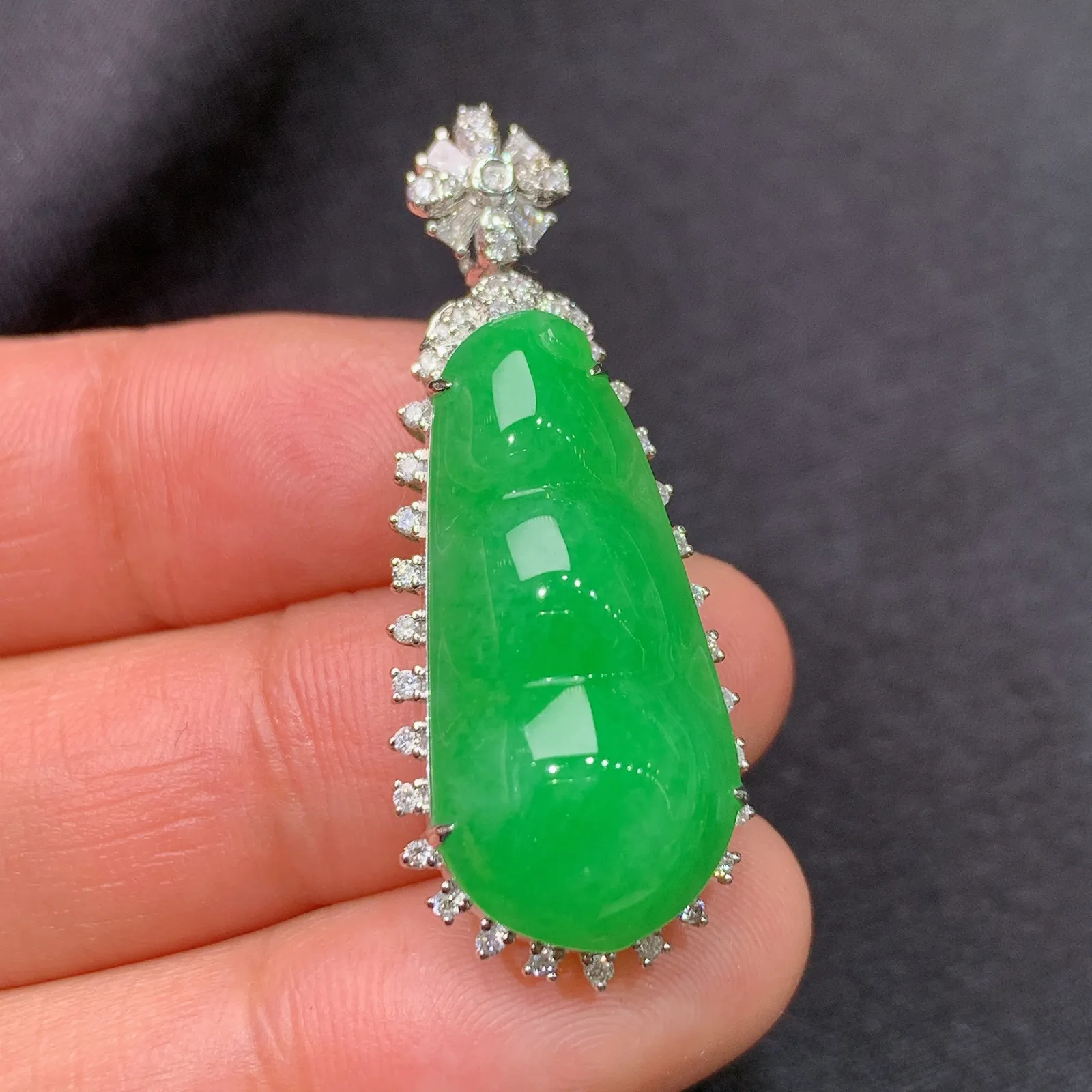 阳绿福豆吊坠，18k金镶嵌，色泽鲜阳，冰润细腻，种水足，Ax 尺寸38.2*14.8*11.6