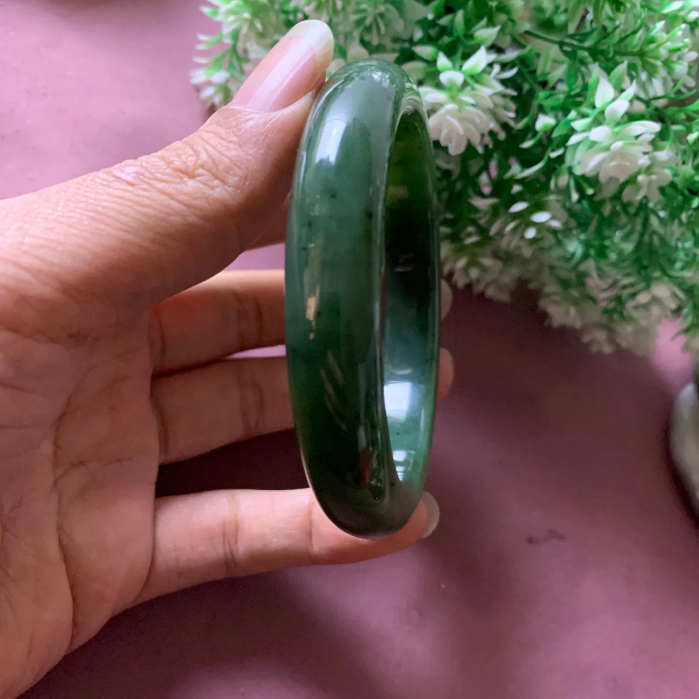 63圈口和田玉菠菜绿碧玉手镯【挽间柔情】，和田玉63圈口手镯，精品粉糖，镯型古朴典雅。在诗情画意的雨巷相遇，你是我腕间的一抹风情，有你眸有深情.清风荡漾湖间静水，我愿俯身低眉，在烟波涟漪处寻