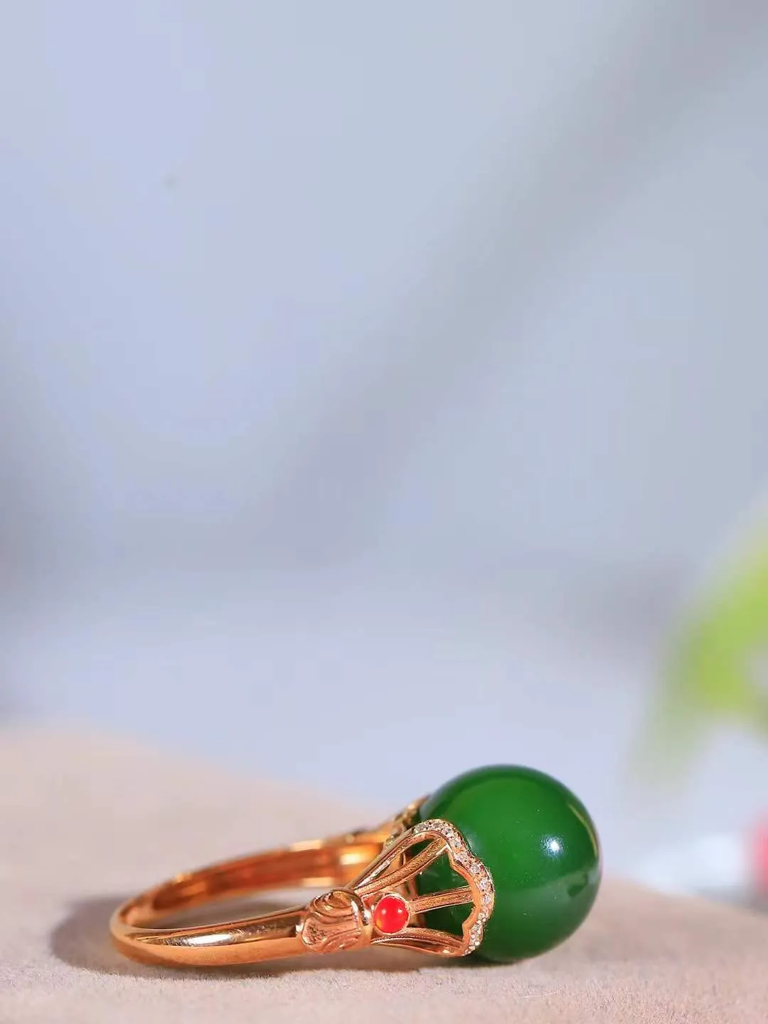 【金镶玉.戒指】

精品和田玉碧玉18k金镶嵌戒指 玉质细腻温润 油性十足 ，不论时光如何流转变化，这枚戒指始终闪耀着最初的光芒。精工镶嵌18K金 （保真金 可检测贵金属18K金） 重5.2克 尺寸17-12mm 78171055A