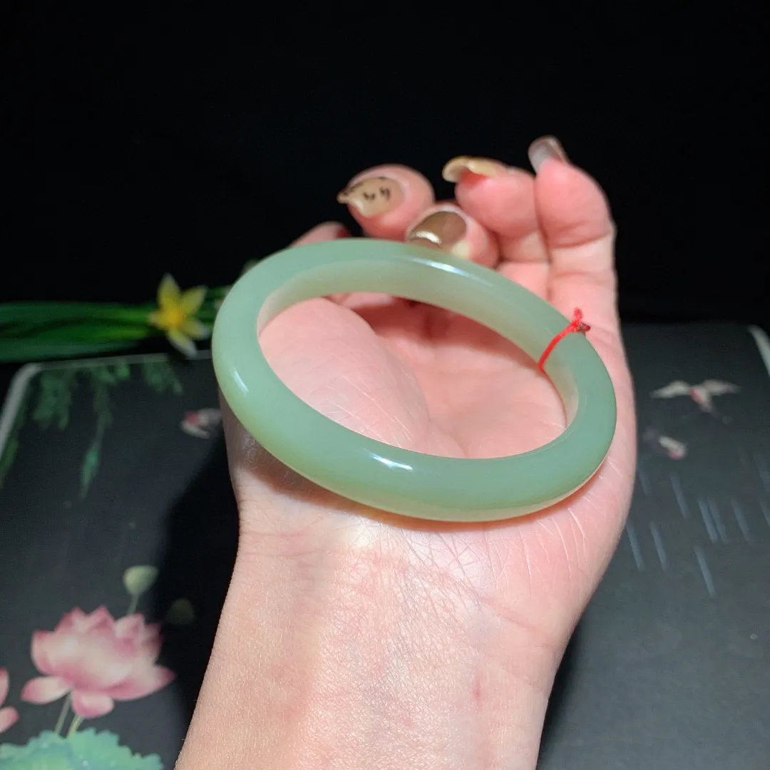 和田玉55圈晴水色手镯！玉质细腻油润 底色纯净  无裂无杂 脂粉好，品质高。
