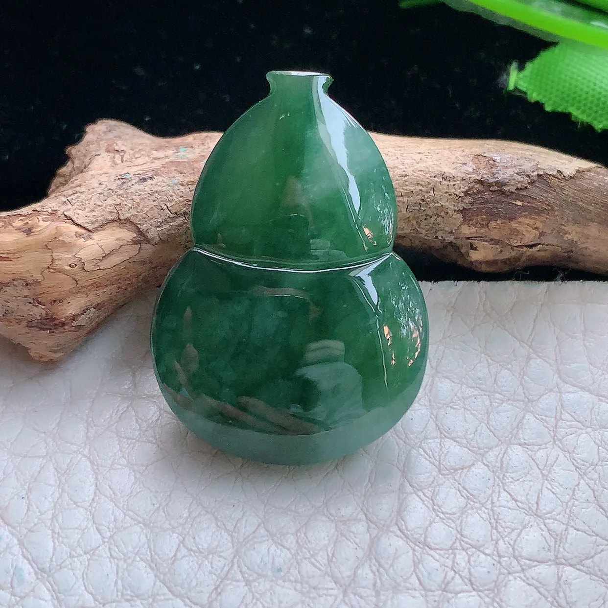 lz实拍32.6*23*11.5镶嵌款缅甸翡翠精雕饱满满绿大葫芦 暂未打孔！