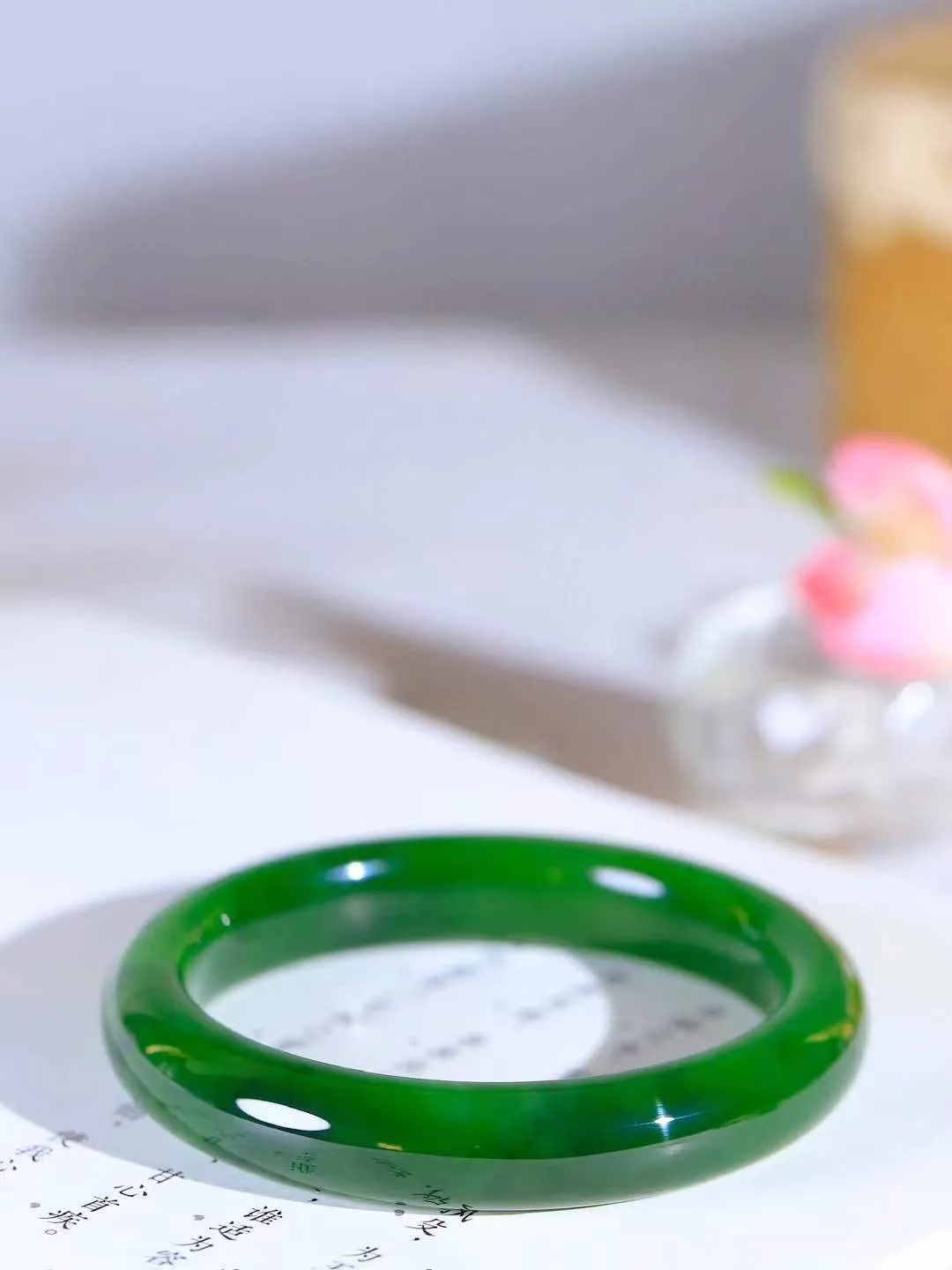 【碧色荡漾·手镯】

收藏级和田玉碧玉手镯，玉质细腻温润，手感舒适，️线条流畅，简约大气，美