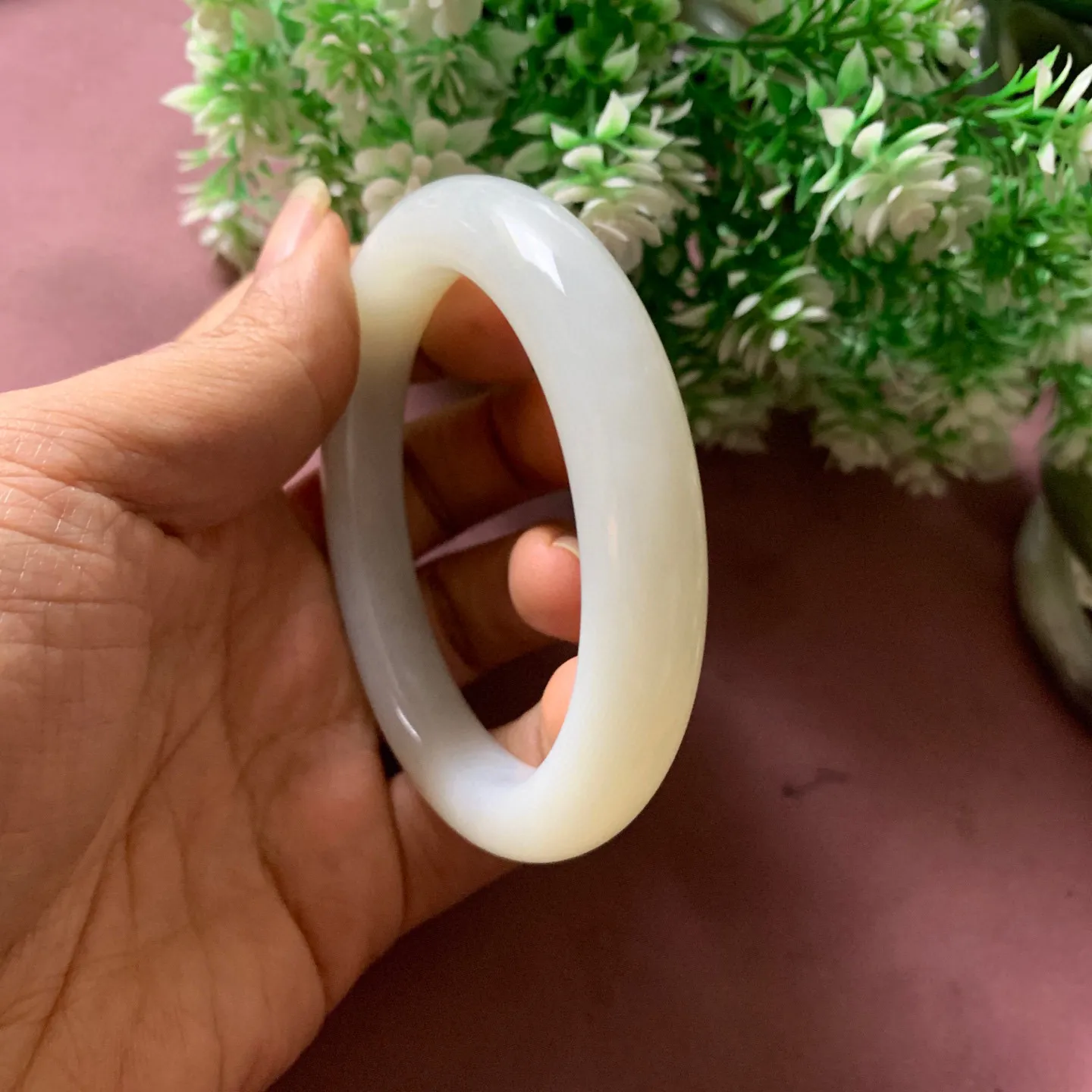 58圈口和田玉白玉手镯【挽间柔情】，和田玉60圈口手镯，精品粉糖，镯型古朴典雅。在诗情画意的雨巷相遇，你是我腕间的一抹风情，有你眸有深情.清风荡漾湖间静水，我愿俯身低眉，在烟波涟漪处寻