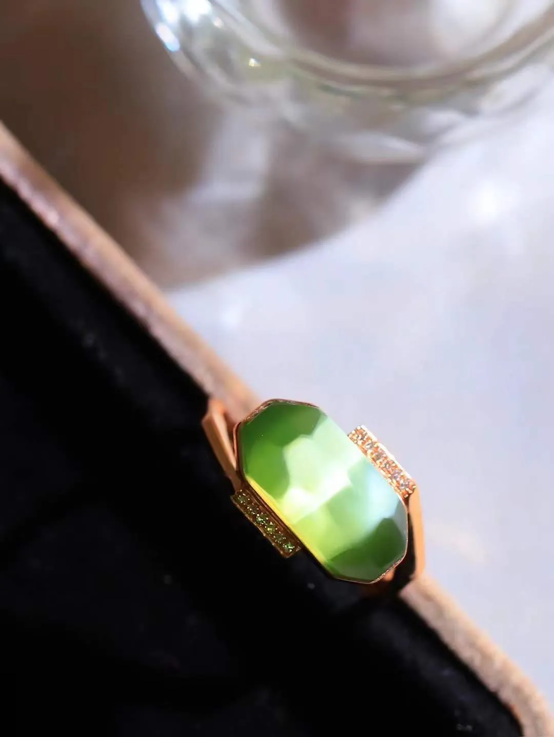 【金镶玉.戒指】

精品和田玉碧玉猫眼18k金镶嵌戒指 玉质细腻温润 油性十足 ，不论时光如何流转变