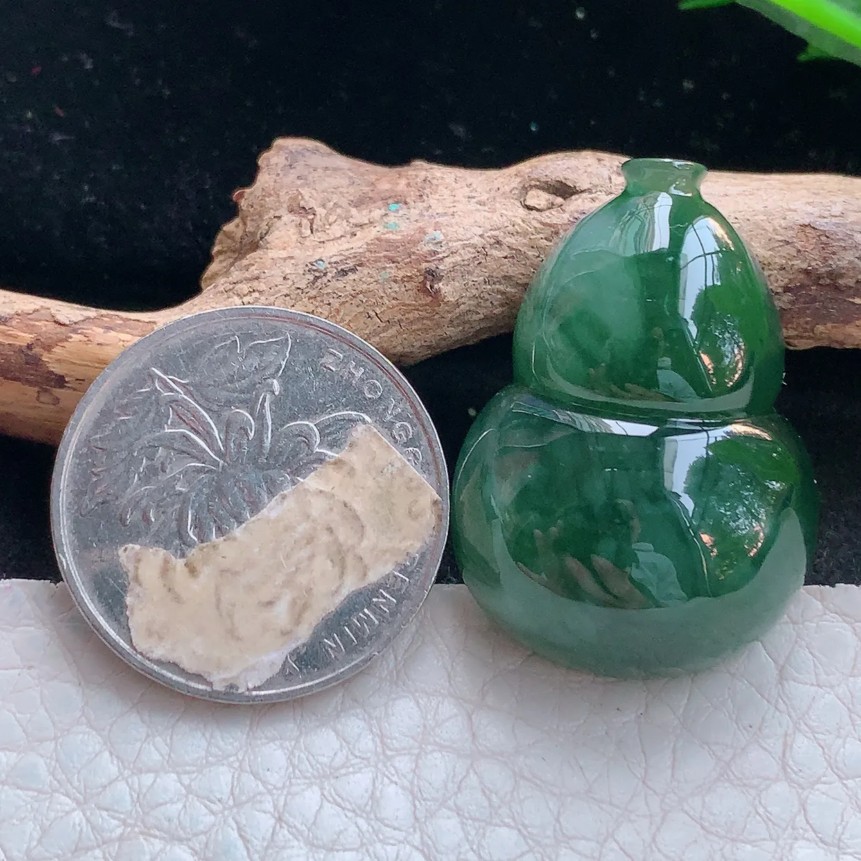 lz实拍32.6*23*11.5镶嵌款缅甸翡翠精雕饱满满绿大葫芦 暂未打孔！