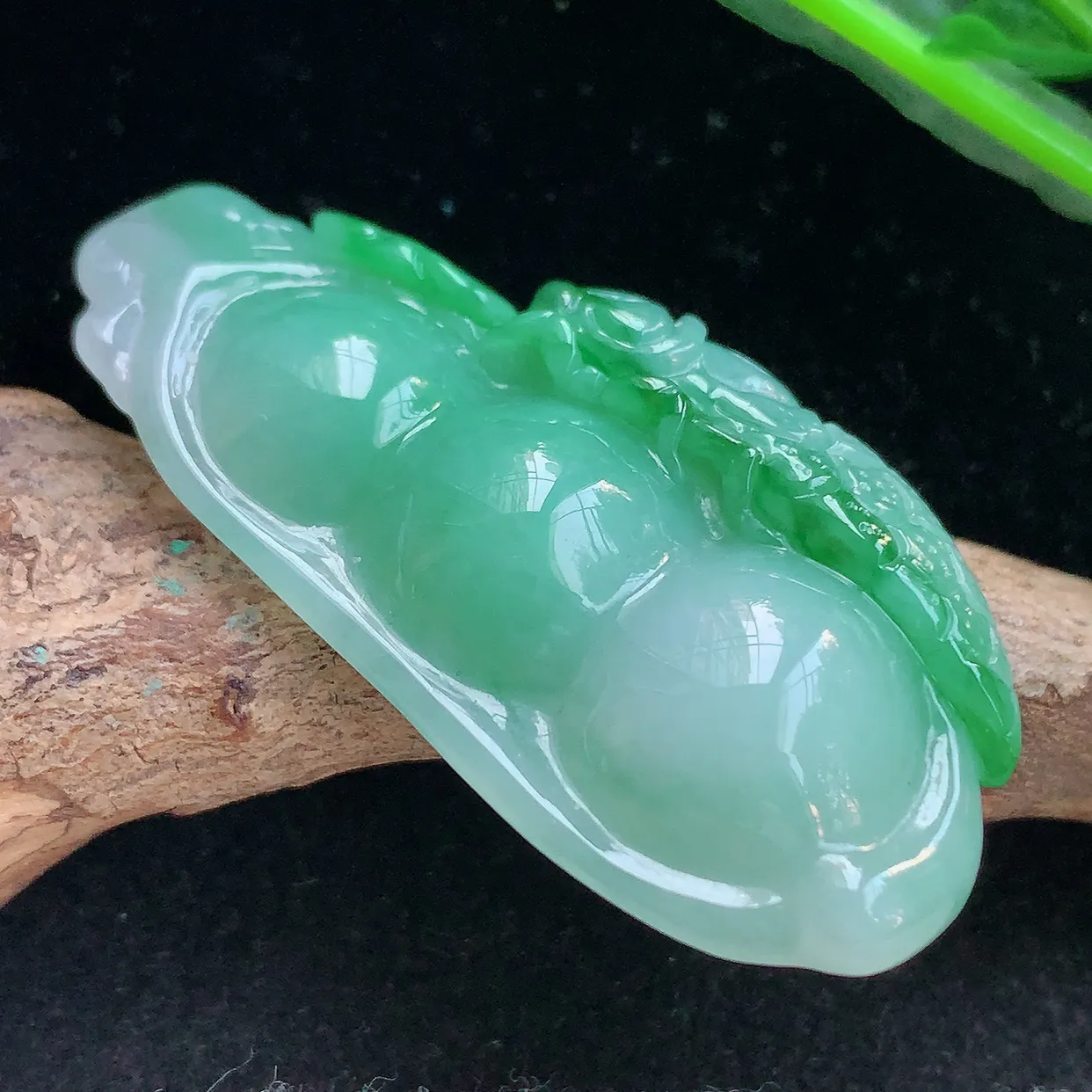 lz实拍42*20.5*7.8缅甸翡翠精雕辣绿一鸣惊人状元豆玉项坠 玉挂件