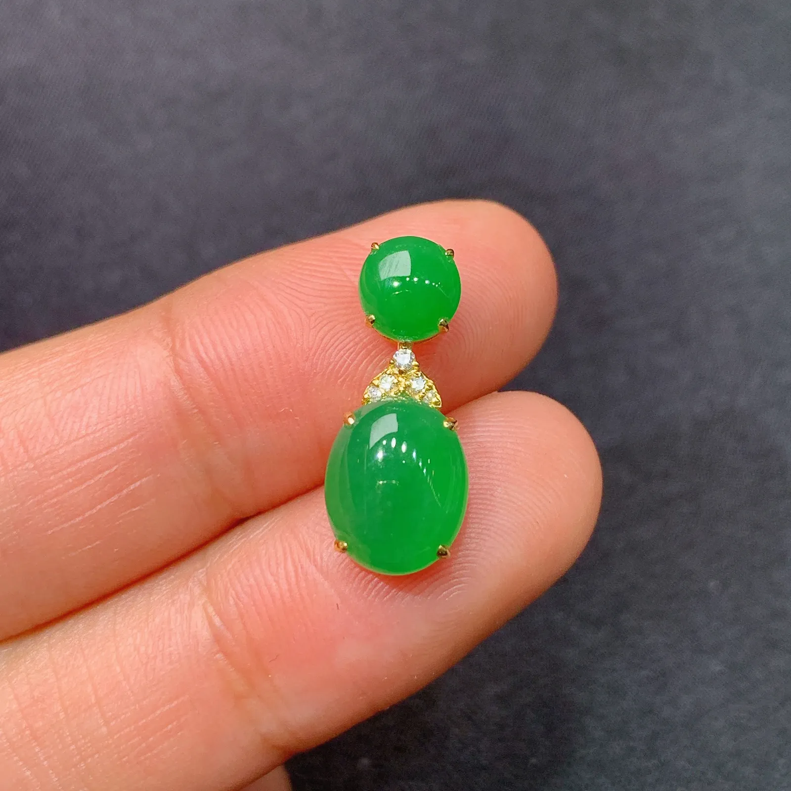 阳绿蛋面吊坠，18k金镶嵌，冰润色阳，玉质细腻，种水足，Gs 尺寸18.4*7.7*5.2