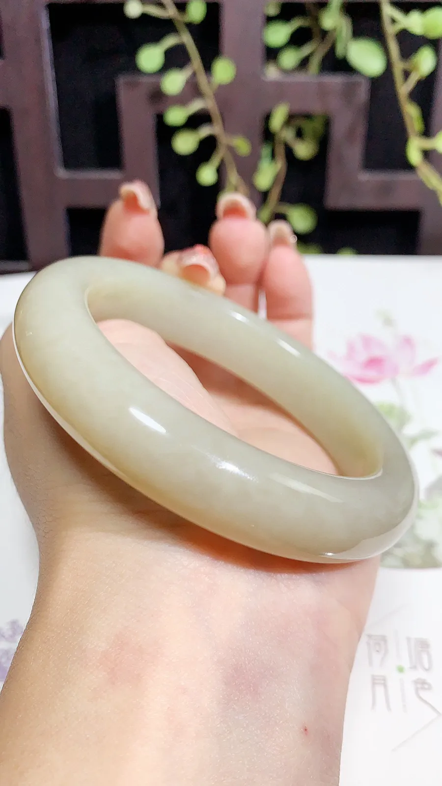 和田玉58圈口且末糖手镯，玉质细腻油润 底色纯净 脂粉好，品质高