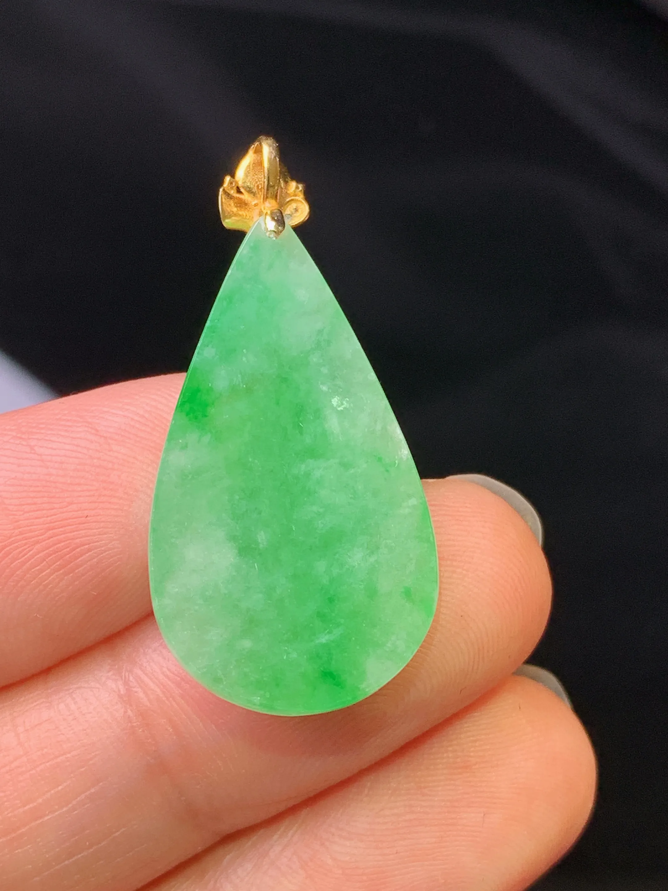 18k金镶嵌翠绿水滴吊坠 玉质细腻 色泽艳丽清新 整体尺寸34*15.7*4