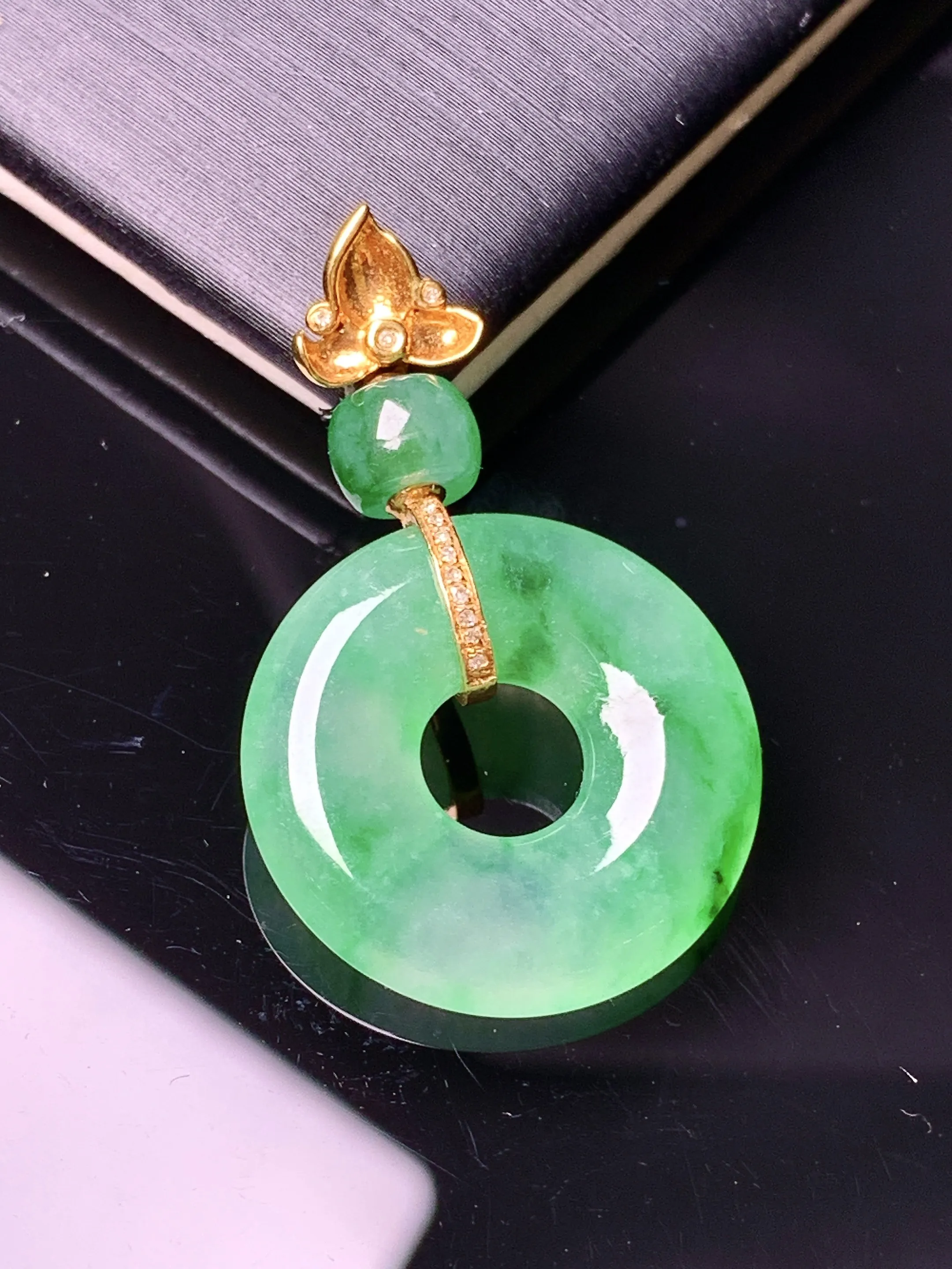 18k金钻镶嵌翠绿平安环吊坠 玉质细腻 色泽艳丽清新 整体尺寸30.5*18.9*3.8