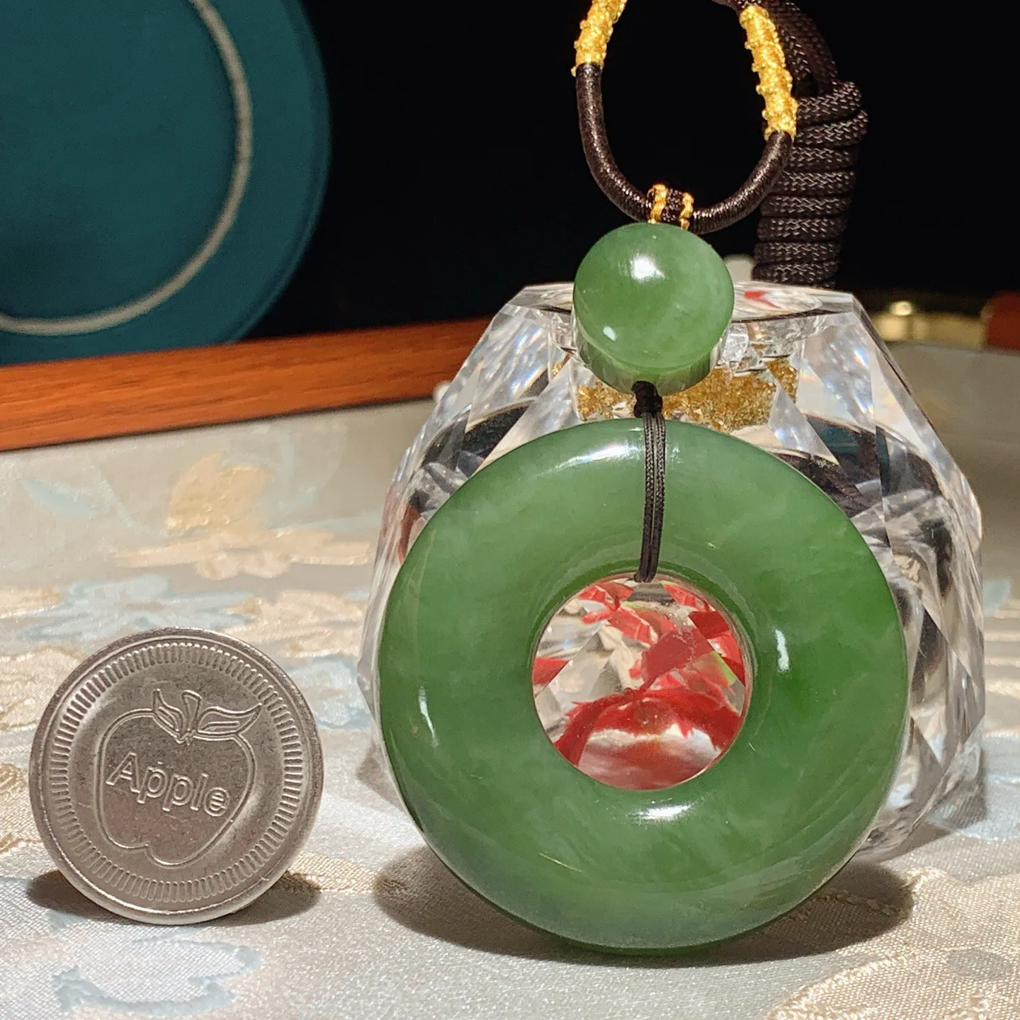 和田玉菠菜绿俄罗斯碧玉怀古平安环挂件 尺寸45/12重44克。玉质细腻油润。手推出油品相大气。250109