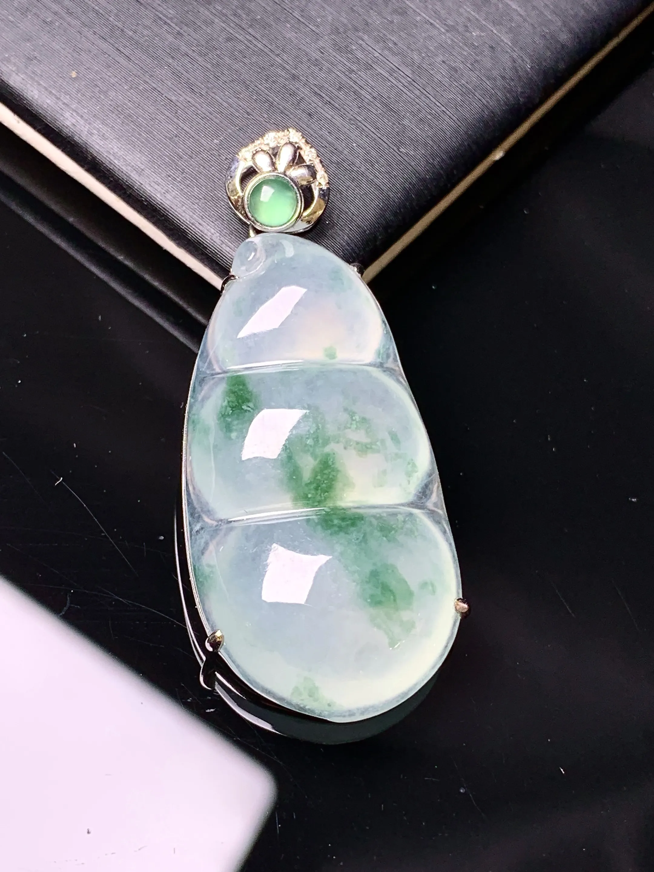 18k金镶嵌冰种飘绿四季豆吊坠 玉质细腻 色泽艳丽清新 整体尺寸38.5*16.5*6.3