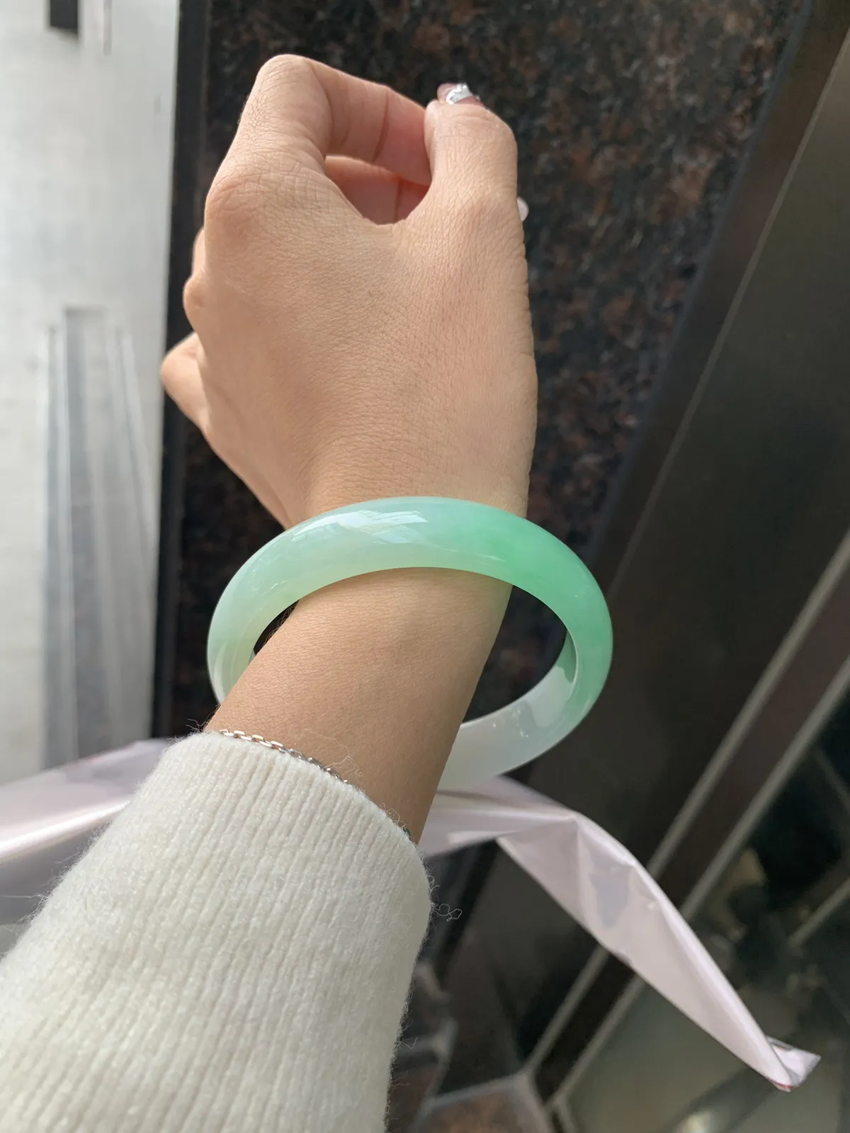 冰胶阳绿半山水
59.5-13.4-7.5底妆水润细腻，半截甜阳翠色肆意流淌，娇艳欲滴，半山半水，宛如春日里的繁华盛景