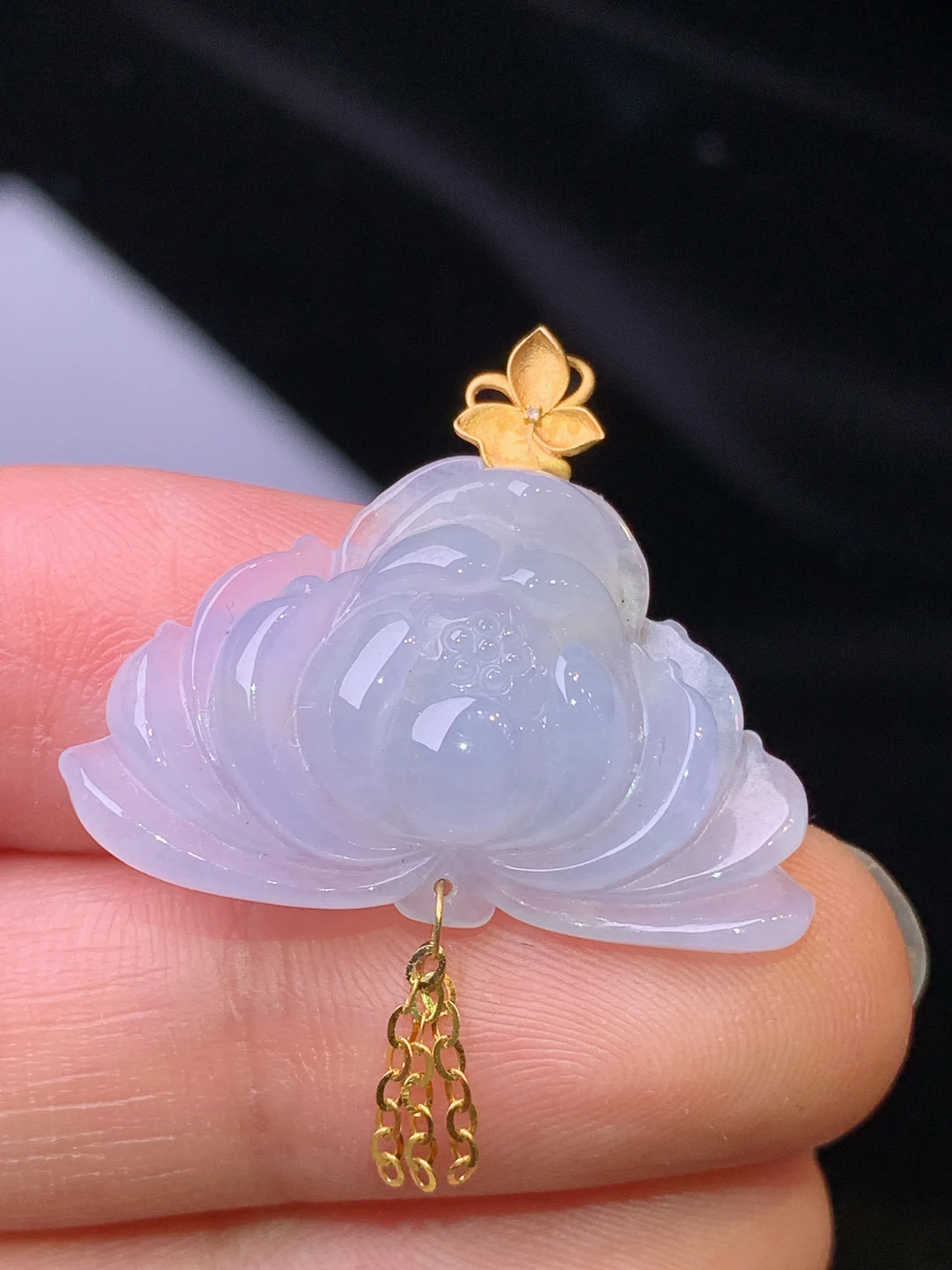 18k金镶嵌淡紫罗兰莲花吊坠 玉质细腻 色泽艳丽清新 整体尺寸33.2*27.2*5.3