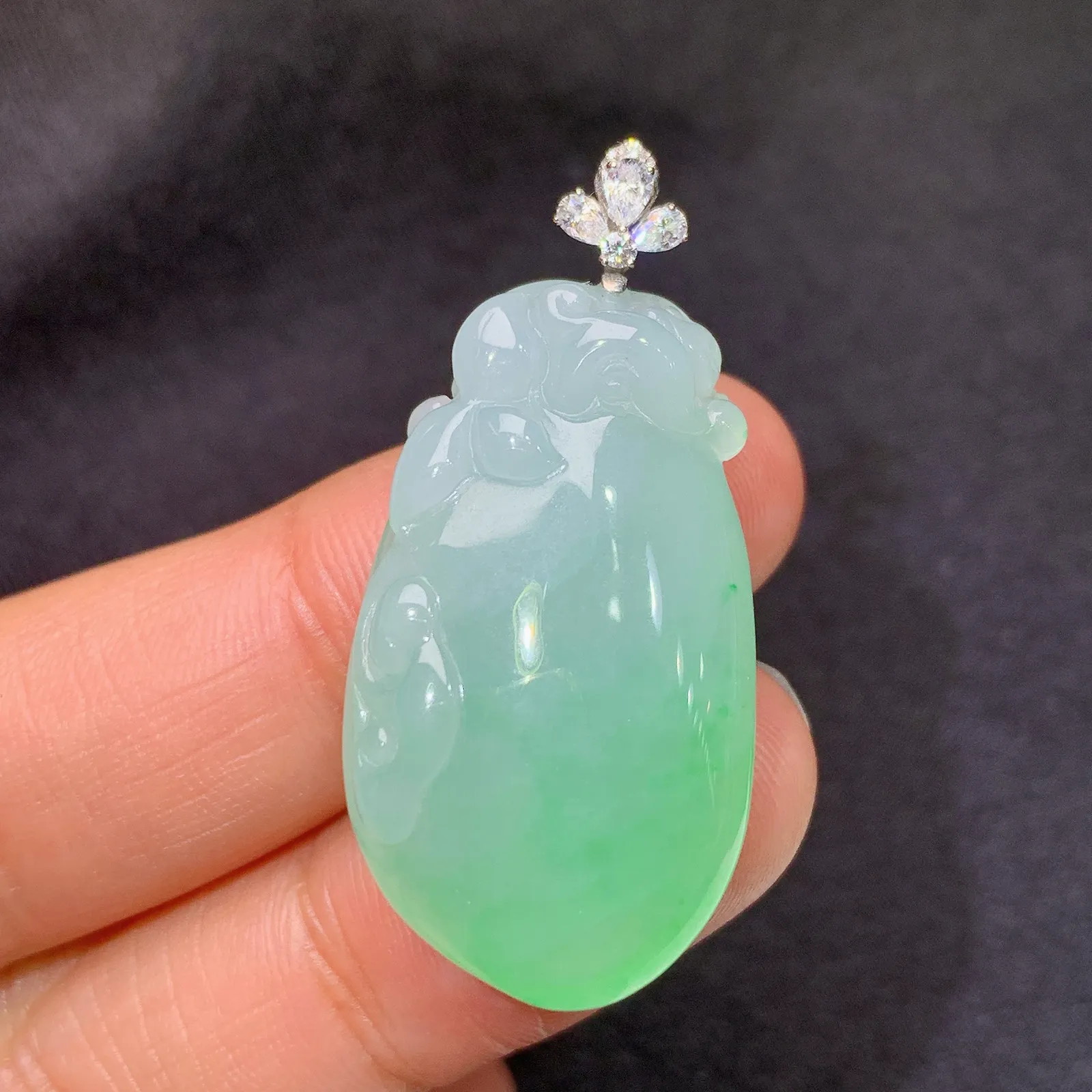 飘绿福瓜吊坠，18k金十莫桑钻镶嵌，冰润饱满，玉质细腻，种水足，Xz 尺寸30.1*17.4*7.6