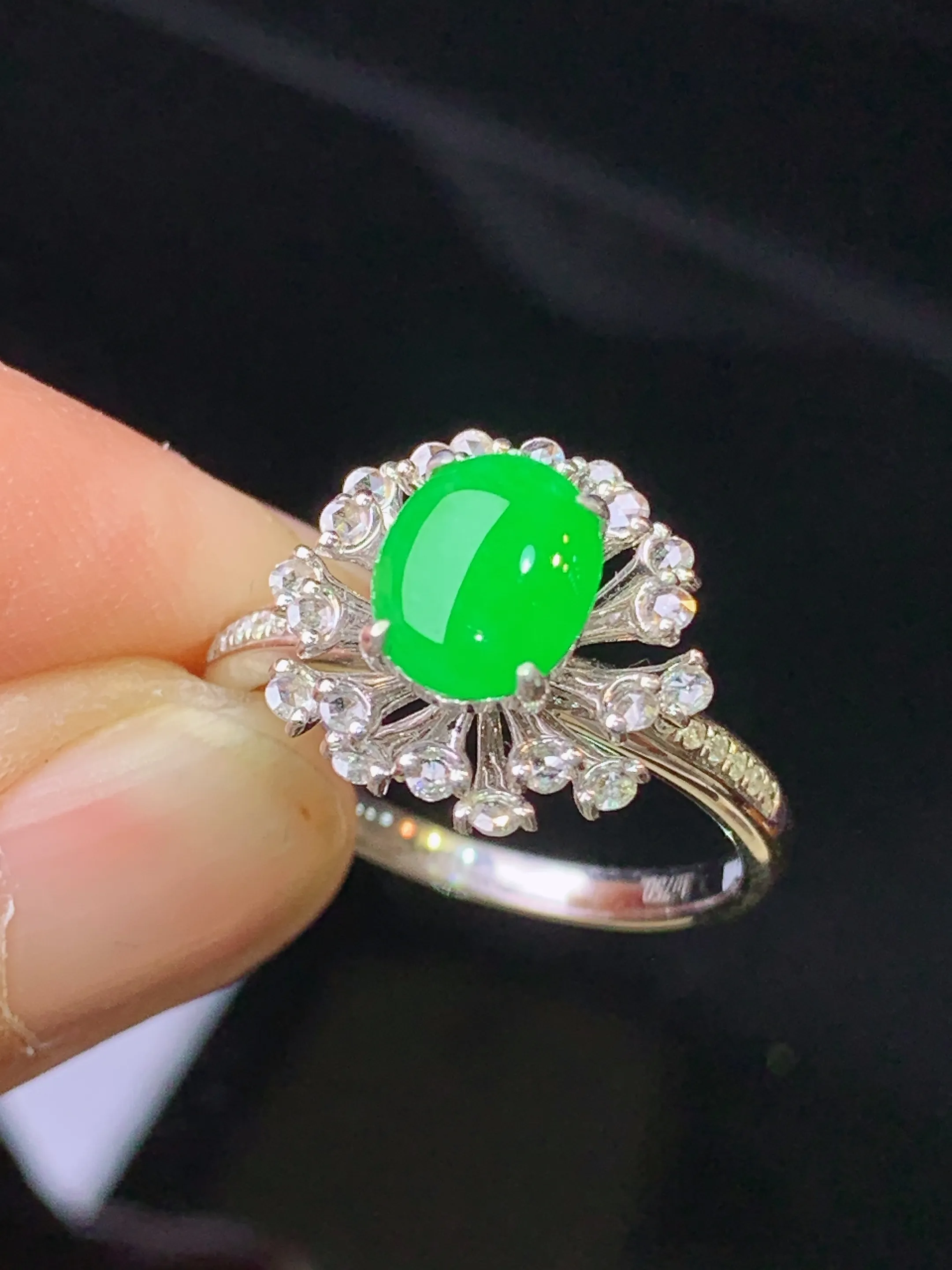 18k金钻镶嵌满绿蛋面戒指 玉质细腻 色泽艳丽清新 圈口14 整体尺寸13*13.8*7.6