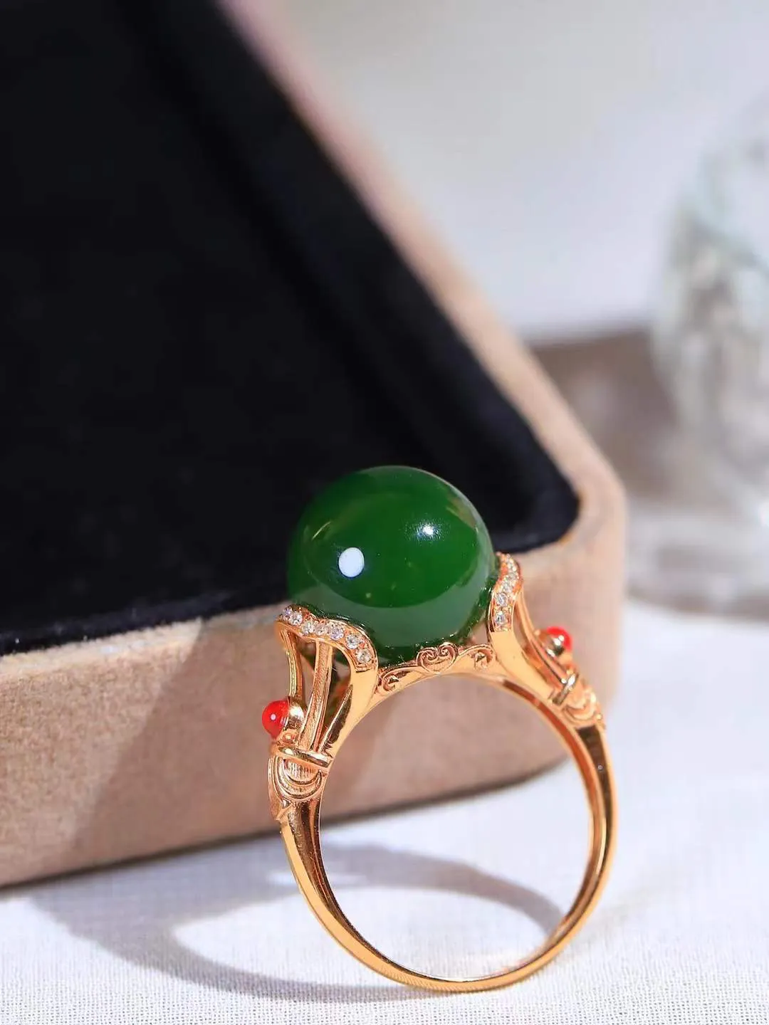 【金镶玉.戒指】

精品和田玉碧玉18k金镶嵌戒指 玉质细腻温润 油性十足 ，不论时光如何流转变化，