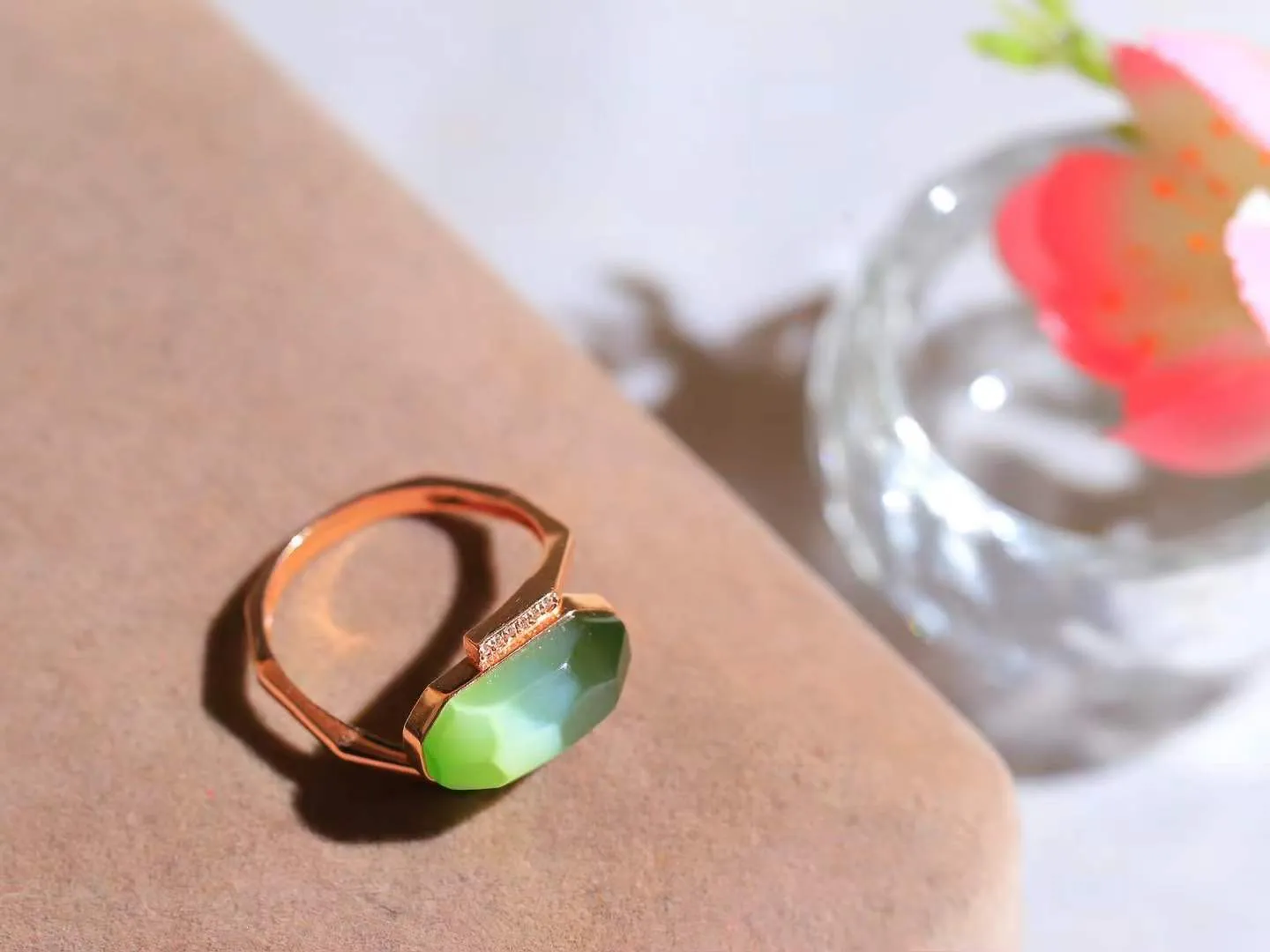 【金镶玉.戒指】

精品和田玉碧玉猫眼18k金镶嵌戒指 玉质细腻温润 油性十足 ，不论时光如何流转变化，这枚戒指始终闪耀着最初的光芒。精工镶嵌18K金 （保真金 可检测贵金属18K金）重3.4克 尺寸17-15-7mm 78171055A