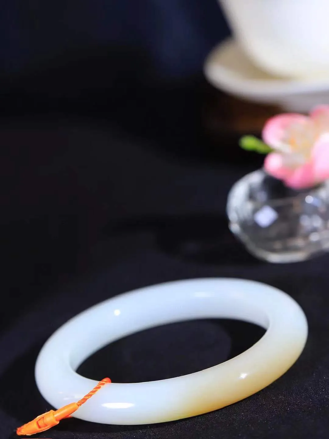 【婉约佳人.手镯】

收藏级️和田玉糖白玉手镯 玉质温润细腻 油性十足 手感舒适，高华雅逸，线条流畅，简约大气，美自天成，素雅高贵。佩戴于腕间，婉约之美，举手投足间透出那份低调奢华。重61克 内径58.5mm  尺寸11-10.6mm   FDA-66151133