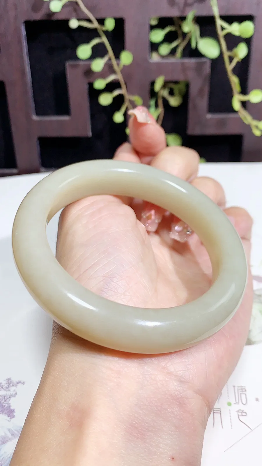 和田玉58圈口且末糖手镯，玉质细腻油润 底色纯净 脂粉好，品质高