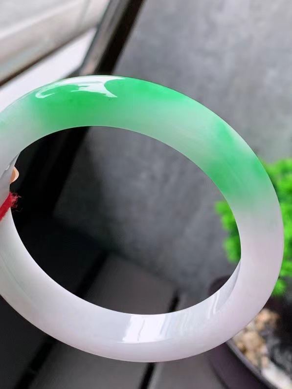 【翡翠名称】老种冰飘绿60.8正圈口手镯
【翡翠尺寸】适合60-61正圈口佩戴
【翡翠描述】宝贝种老水足，玉质细腻，色泽靓丽，性价比高，佩戴效果好！
【其它赠送】权威证书/精美挂绳盒子/支持全国复检