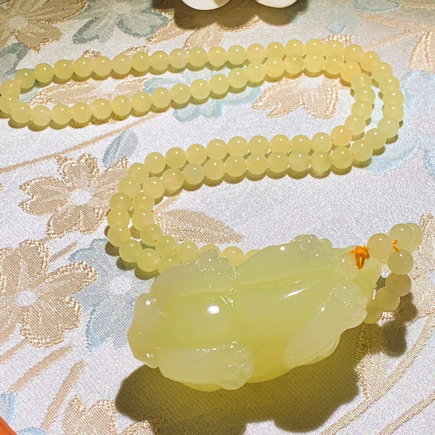 新疆和田玉若羌黄口料招财进宝貔貅挂件 尺寸60/30/23重90.8克。玉质细腻油润。手推出油品相大气。250109