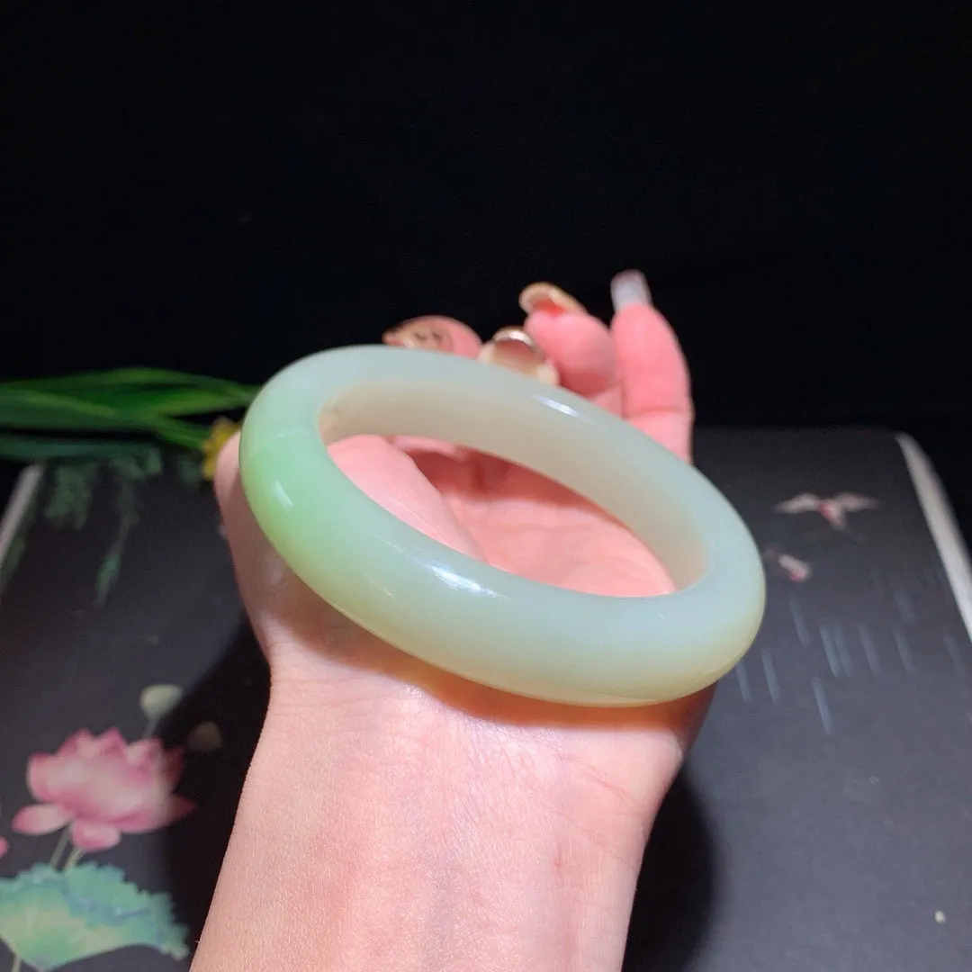 和田玉58.5圈口翠青宽条手镯！玉质细腻油润 底色纯净 无裂无黑 脂粉好，品质高