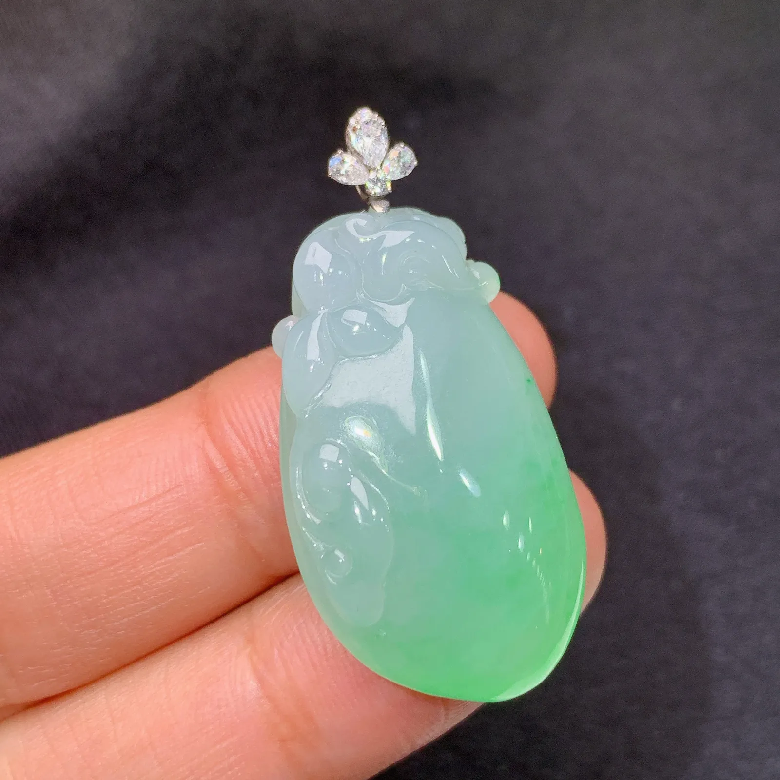 飘绿福瓜吊坠，18k金十莫桑钻镶嵌，冰润饱满，玉质细腻，种水足，Xz 尺寸30.1*17.4*7.6