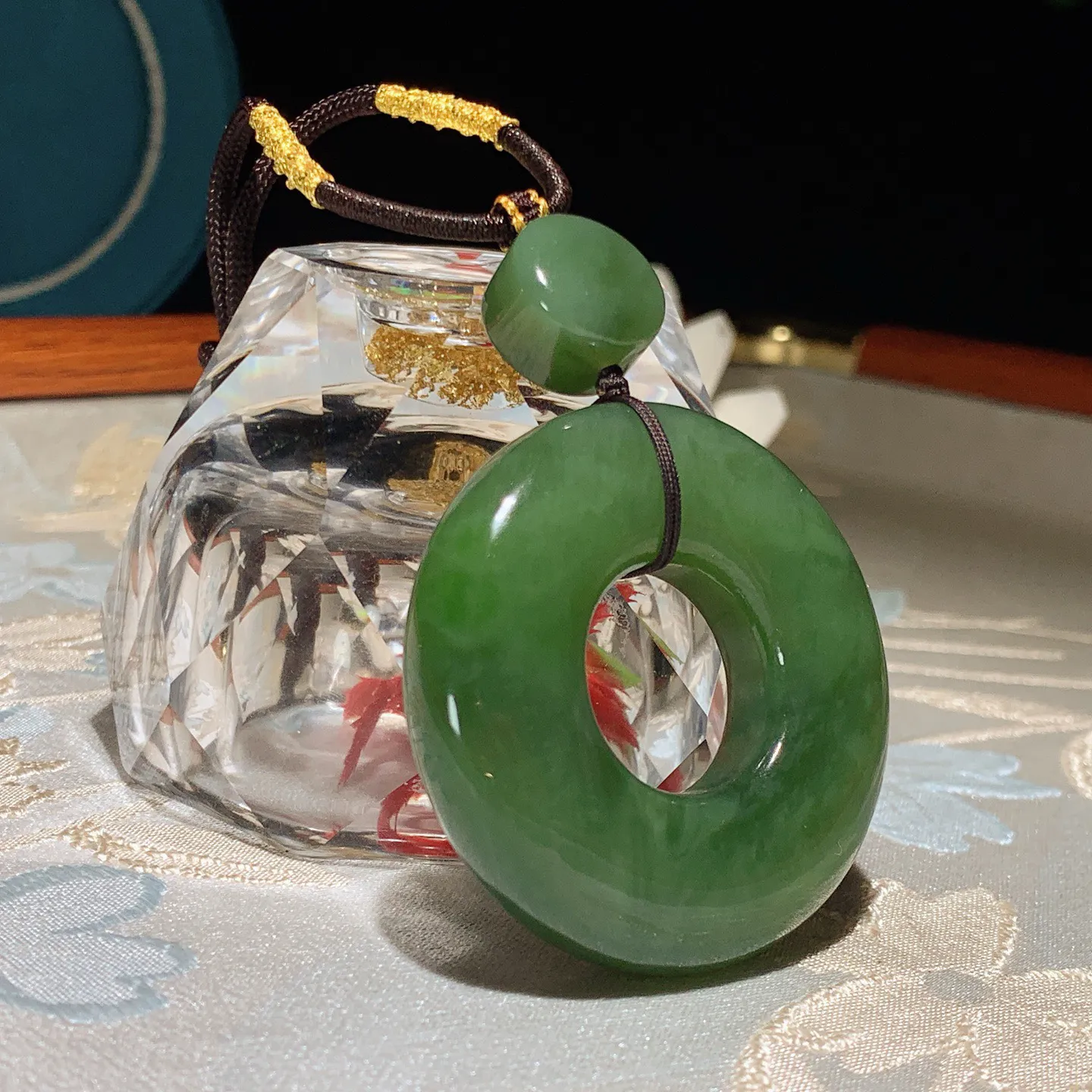 和田玉菠菜绿俄罗斯碧玉怀古平安环挂件 尺寸45/12重44克。玉质细腻油润。手推出油品相大气。250