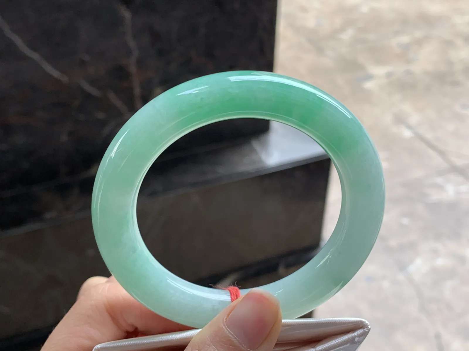 56.5-11.2

阳绿色圆条手镯^_^色阳鲜艳