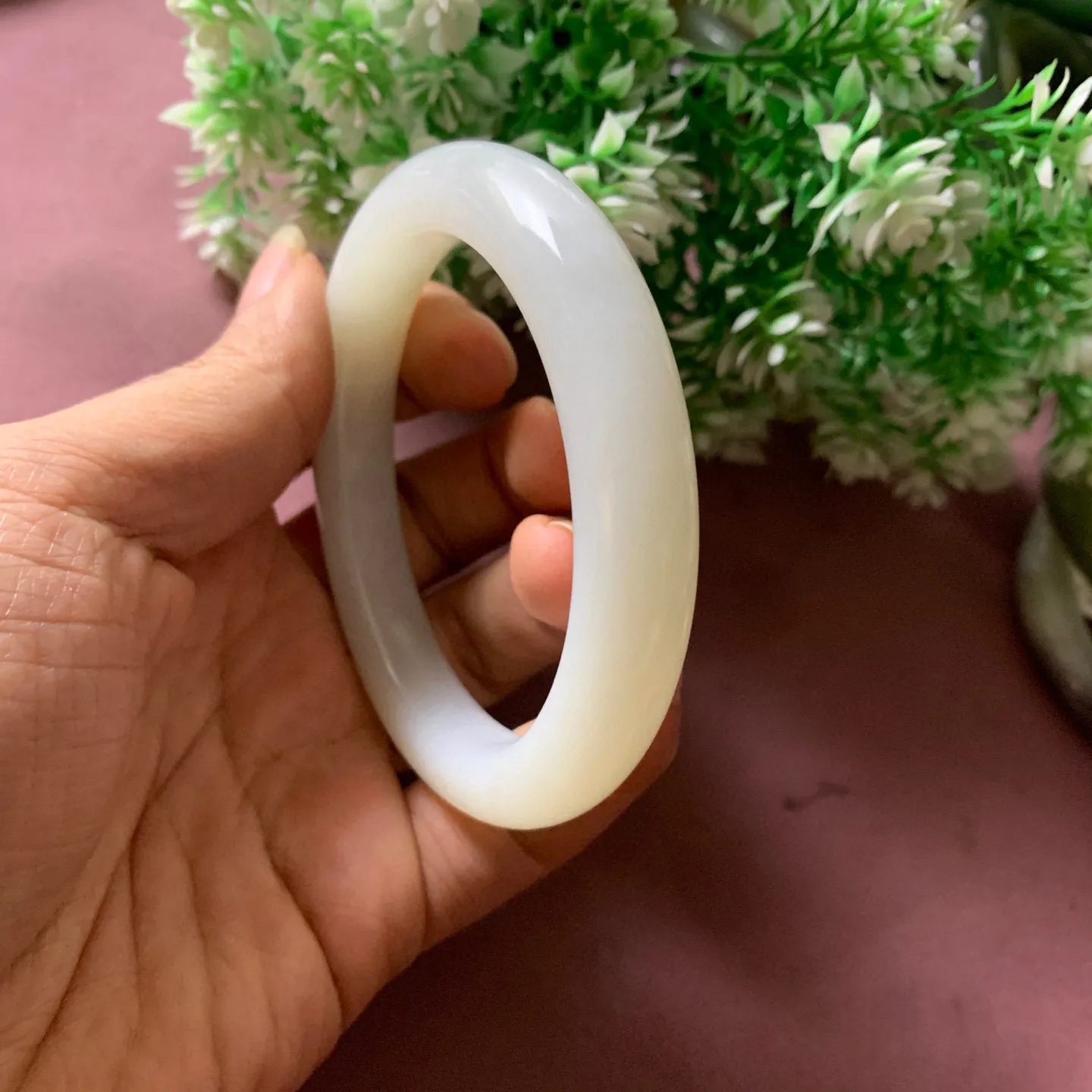 58圈口和田玉白玉手镯【挽间柔情】，和田玉60圈口手镯，精品粉糖，镯型古朴典雅。在诗情画意的雨巷相遇，你是我腕间的一抹风情，有你眸有深情.清风荡漾湖间静水，我愿俯身低眉，在烟波涟漪处寻