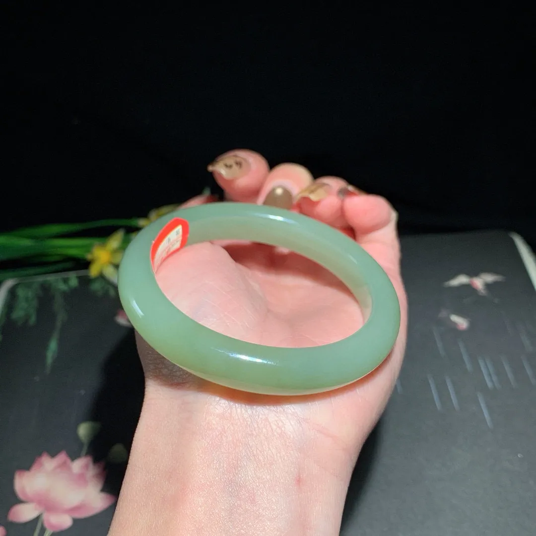 和田玉55.5圈晴水色手镯！清水色！玉质细腻油润 底色纯净  无裂无杂 脂粉好，品质高。