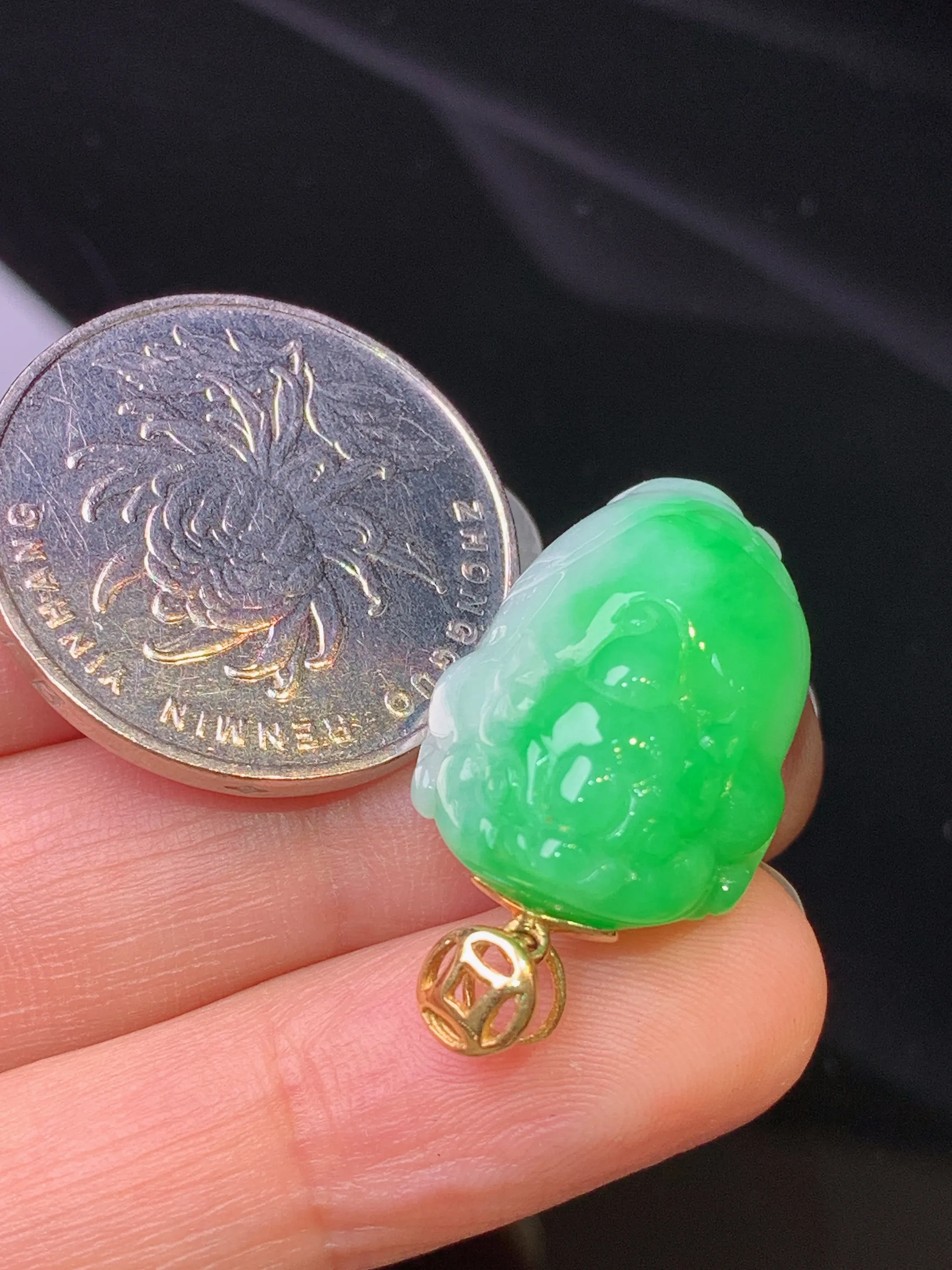 18k金镶嵌翠绿金蟾吊坠 玉质细腻 色泽艳丽清新 整体尺寸29.5*15.8*10.5