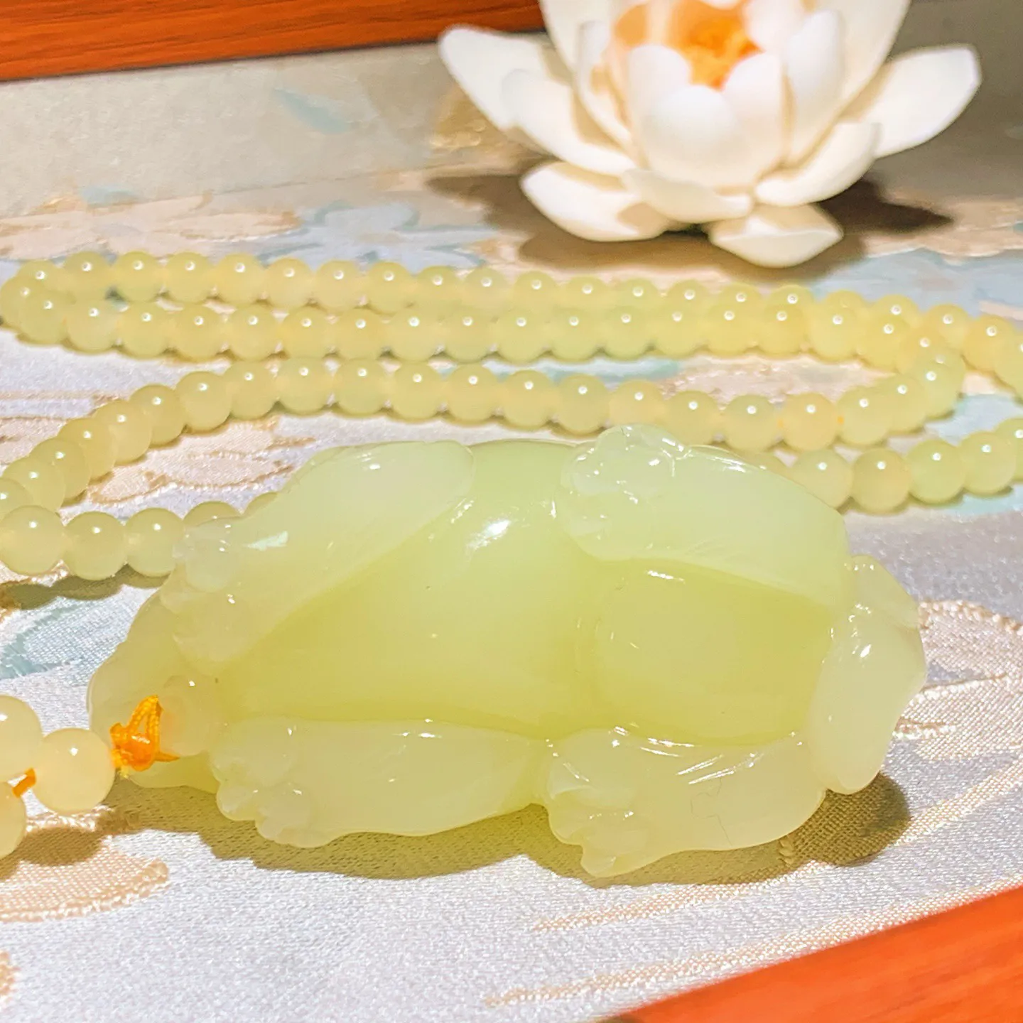 新疆和田玉若羌黄口料招财进宝貔貅挂件 尺寸60/30/23重90.8克。玉质细腻油润。手推出油品相大气。250109