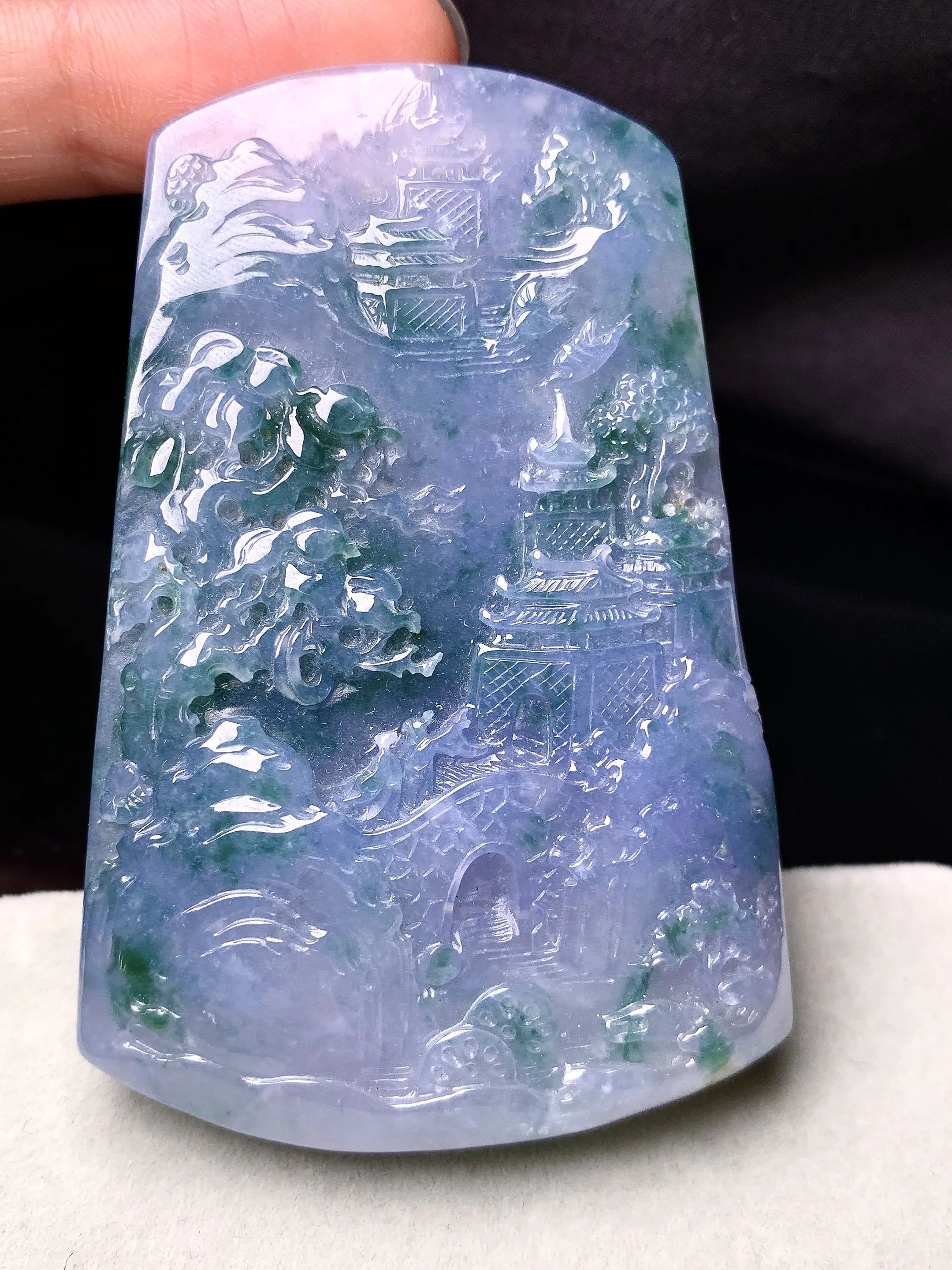 飘花紫罗兰山水牌子吊坠 玉质细腻 色泽艳丽清新 整体尺寸65*42.7*9.5