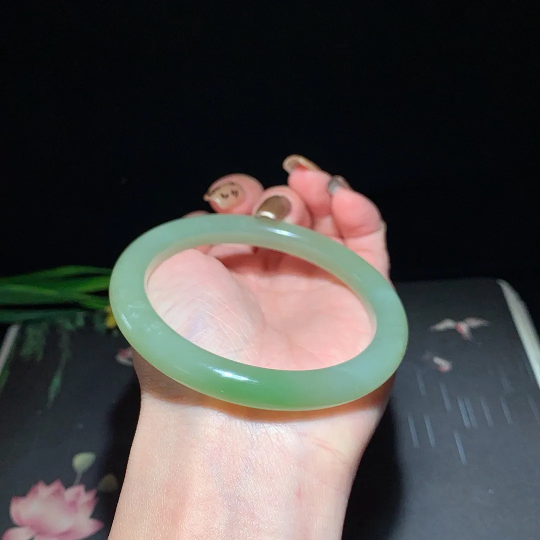 和田玉59圈口翠青手镯！玉质细腻油润 底色纯净 无裂无黑 脂粉好，品质高