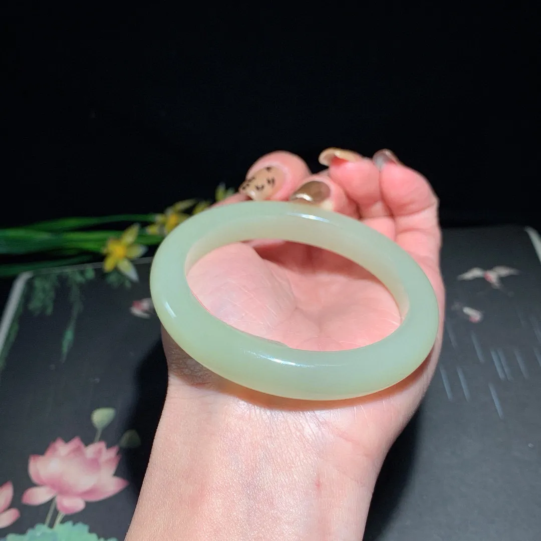 和田玉55.5圈晴水色手镯！清水色！玉质细腻油润 底色纯净  无裂无杂 脂粉好，品质高。