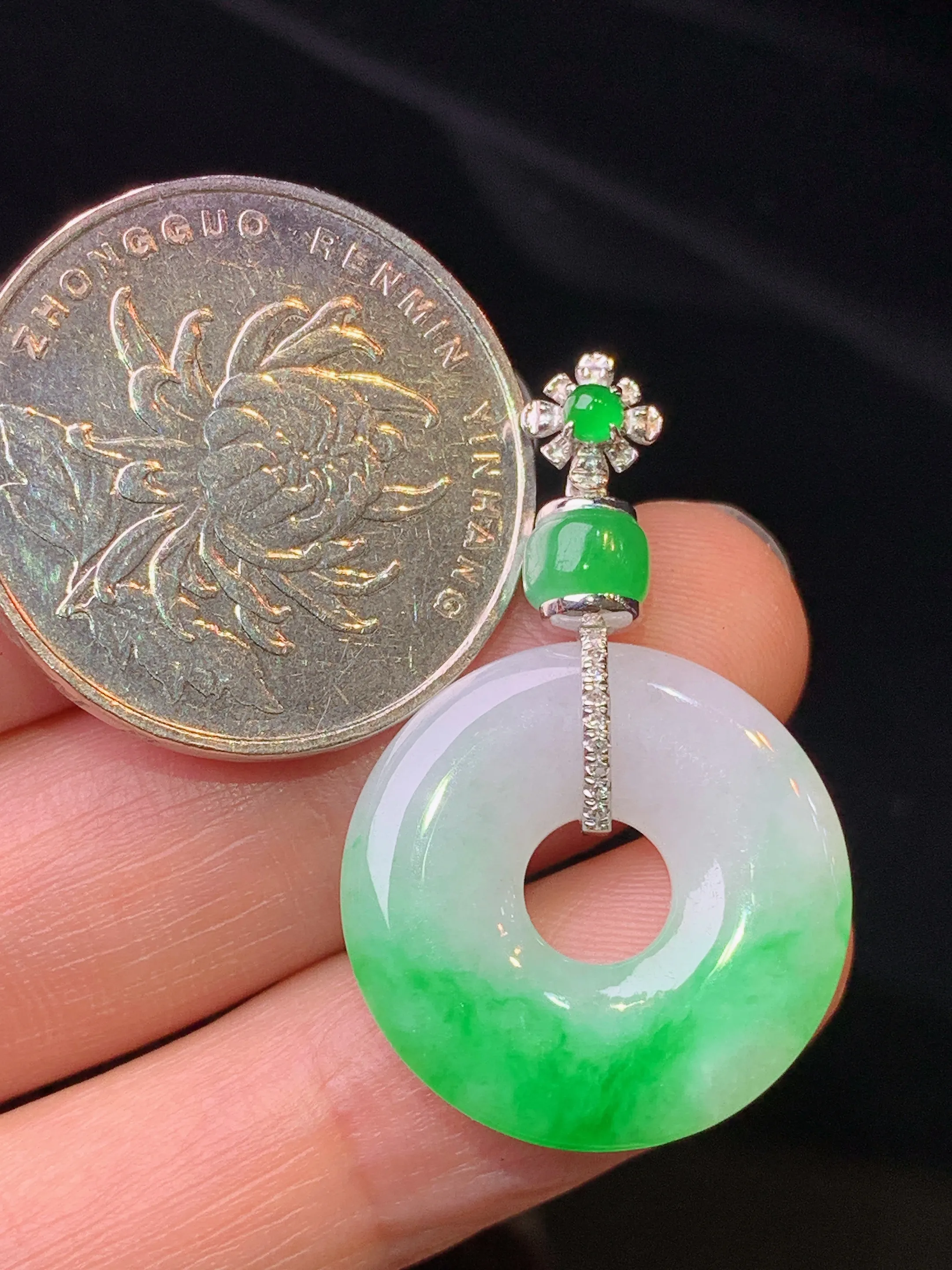 18k金钻镶嵌飘绿平安扣吊坠 玉质细腻 色泽艳丽清新 整体尺寸33.5*21*3.7