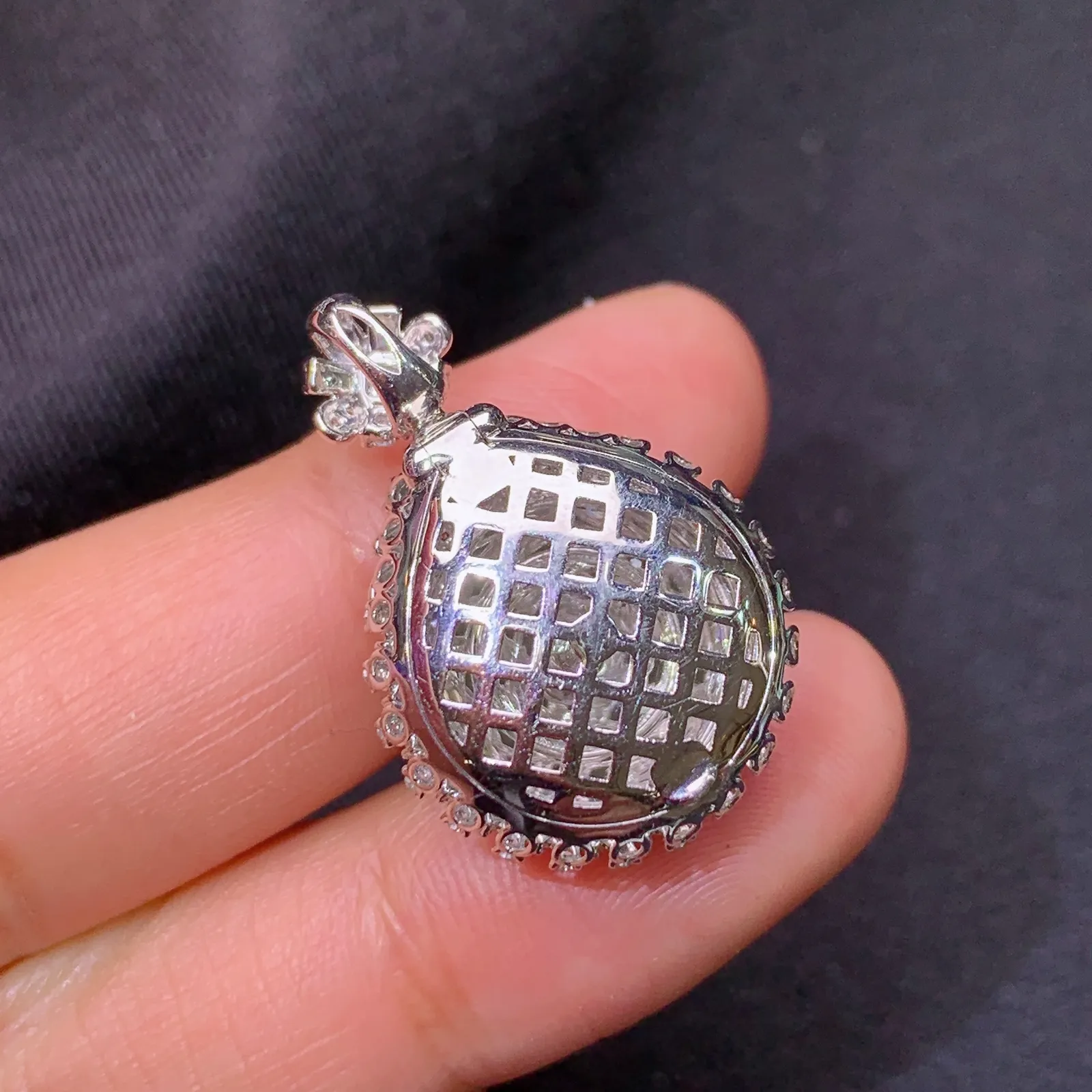 阳绿圆牌吊坠，18k金镶嵌，冰润色阳，种老水足，Cr 尺寸26.6*17.7*9.3