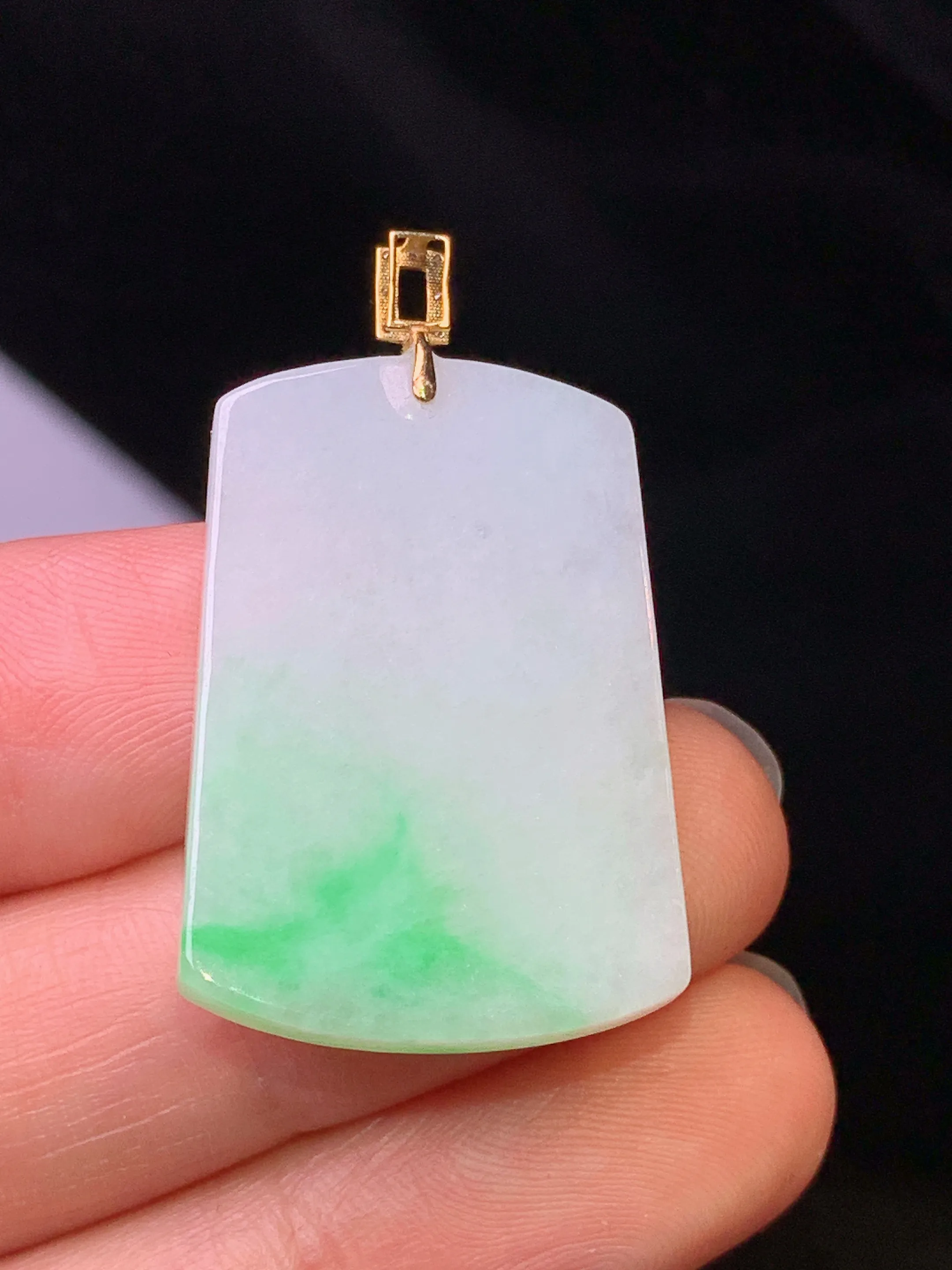 18k金镶嵌飘绿无事牌吊坠 玉质细腻 色泽艳丽清新 整体尺寸34.8*20.2*3.5