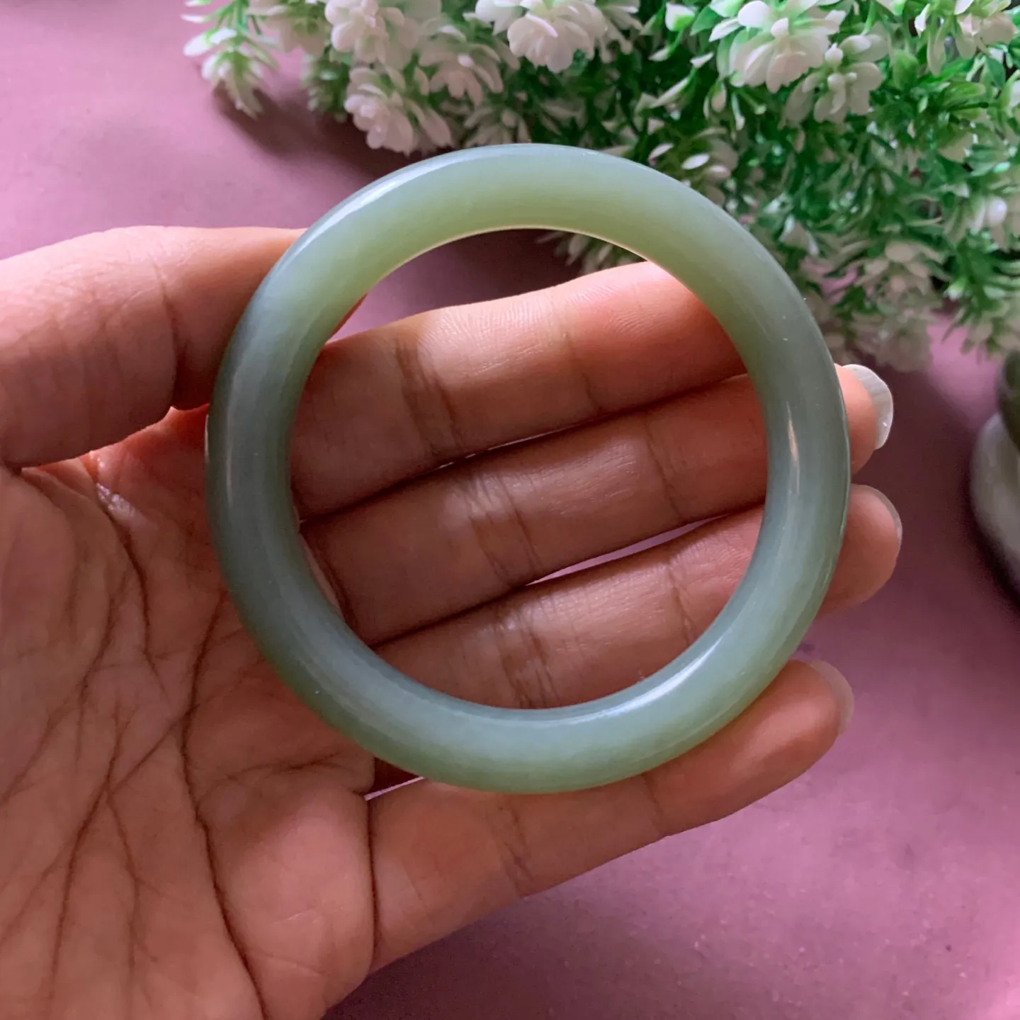 55圈口和田玉粉青手镯【挽间柔情】，和田玉55圈口手镯，精品粉糖，镯型古朴典雅。在诗情画意的雨巷相遇