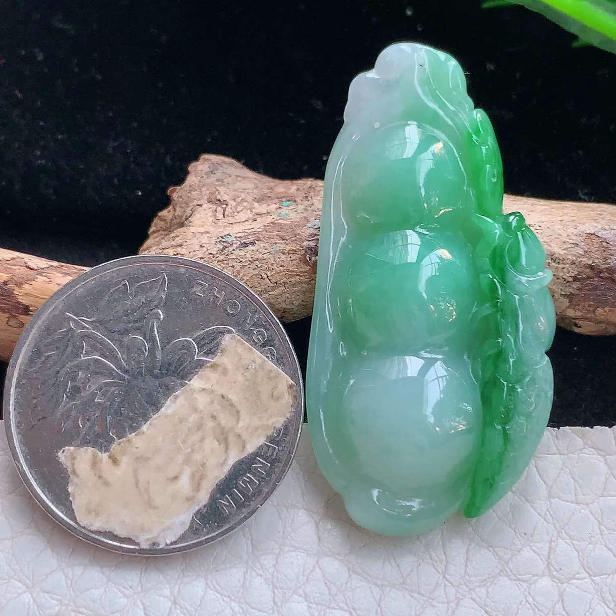 lz实拍42*20.5*7.8缅甸翡翠精雕辣绿一鸣惊人状元豆玉项坠 玉挂件